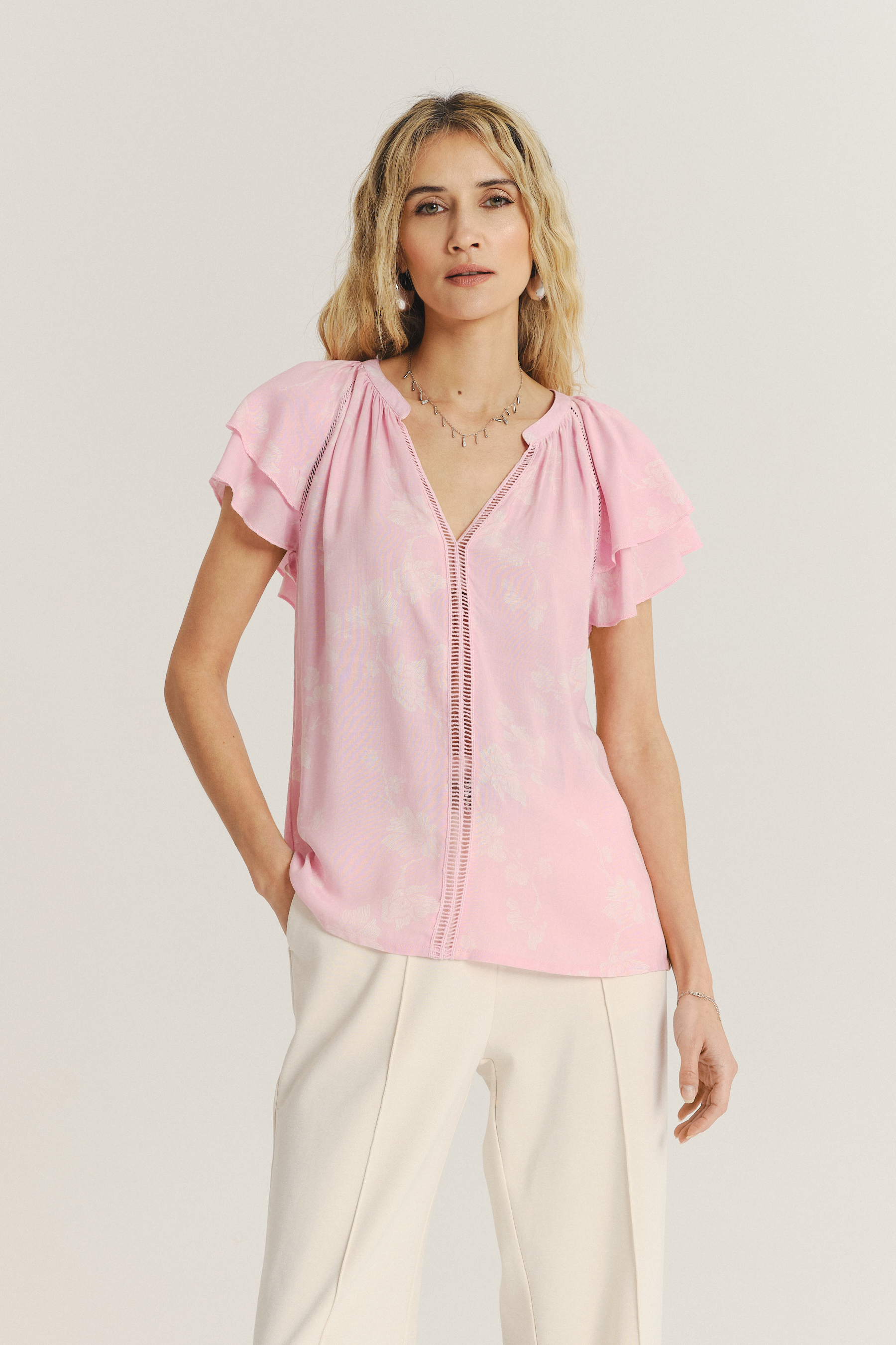 Jasnoróżowa bluzka z rękawami typu motylki