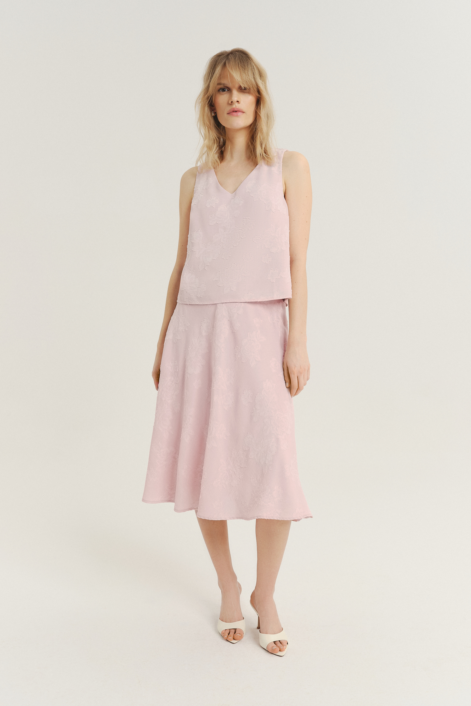 Jasnoróżowa bluzka w subtelna kwiaty 