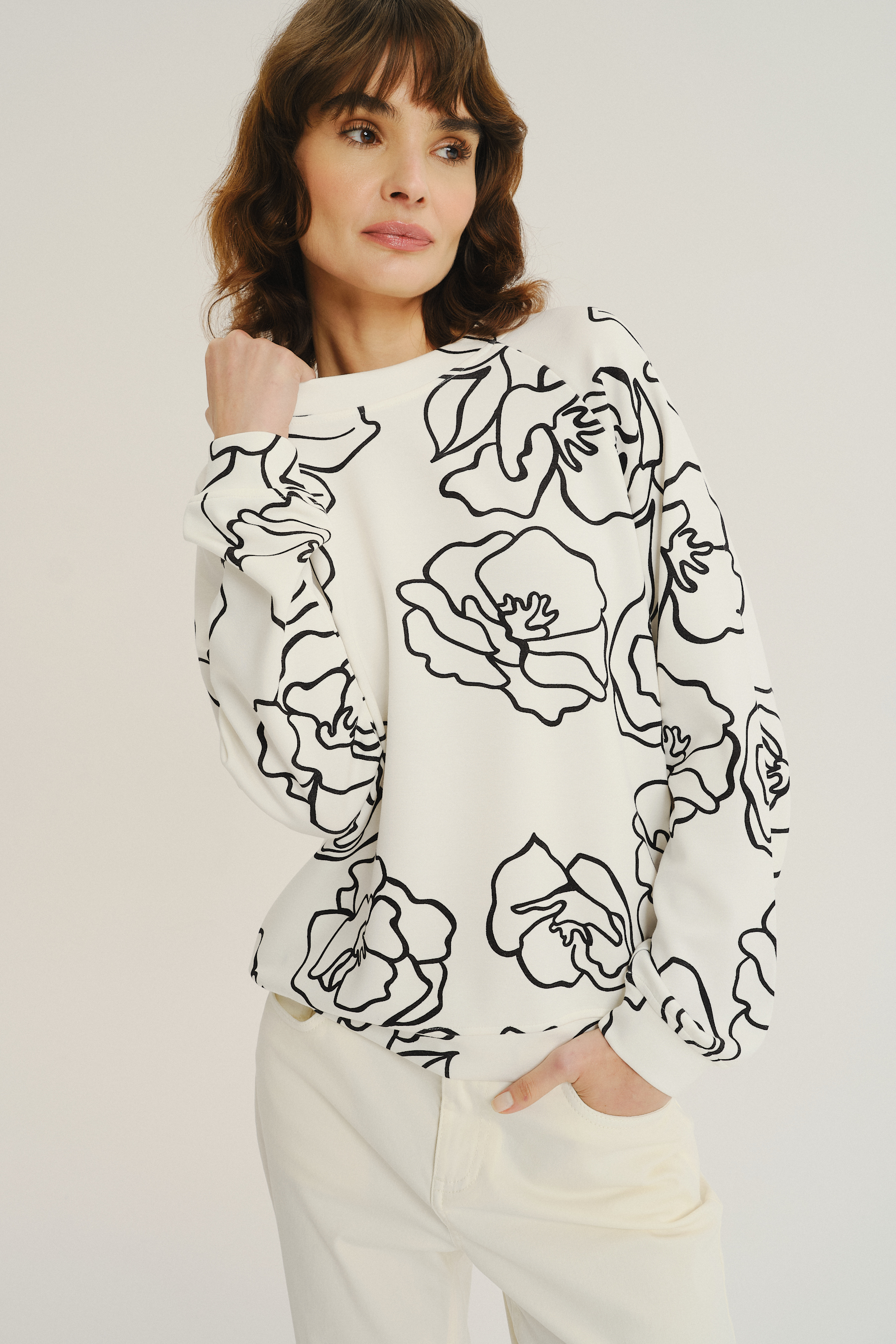 Kremowa bluza z artystycznym kwiatowym motywem