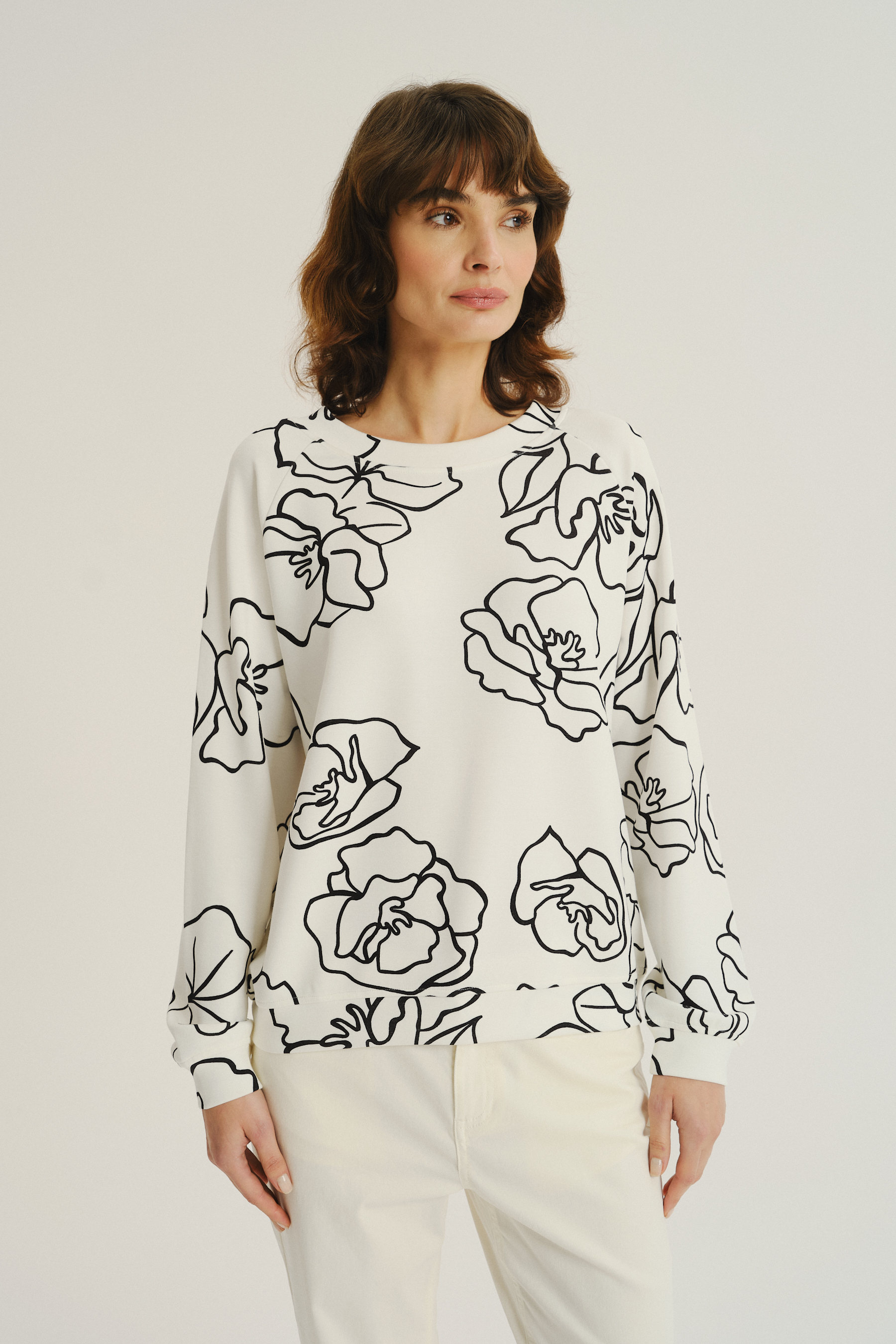 Kremowa bluza z artystycznym kwiatowym motywem