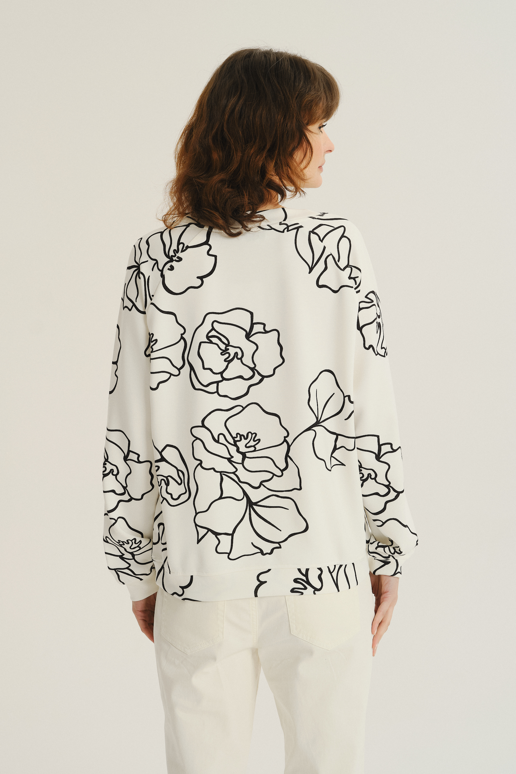 Kremowa bluza z artystycznym kwiatowym motywem