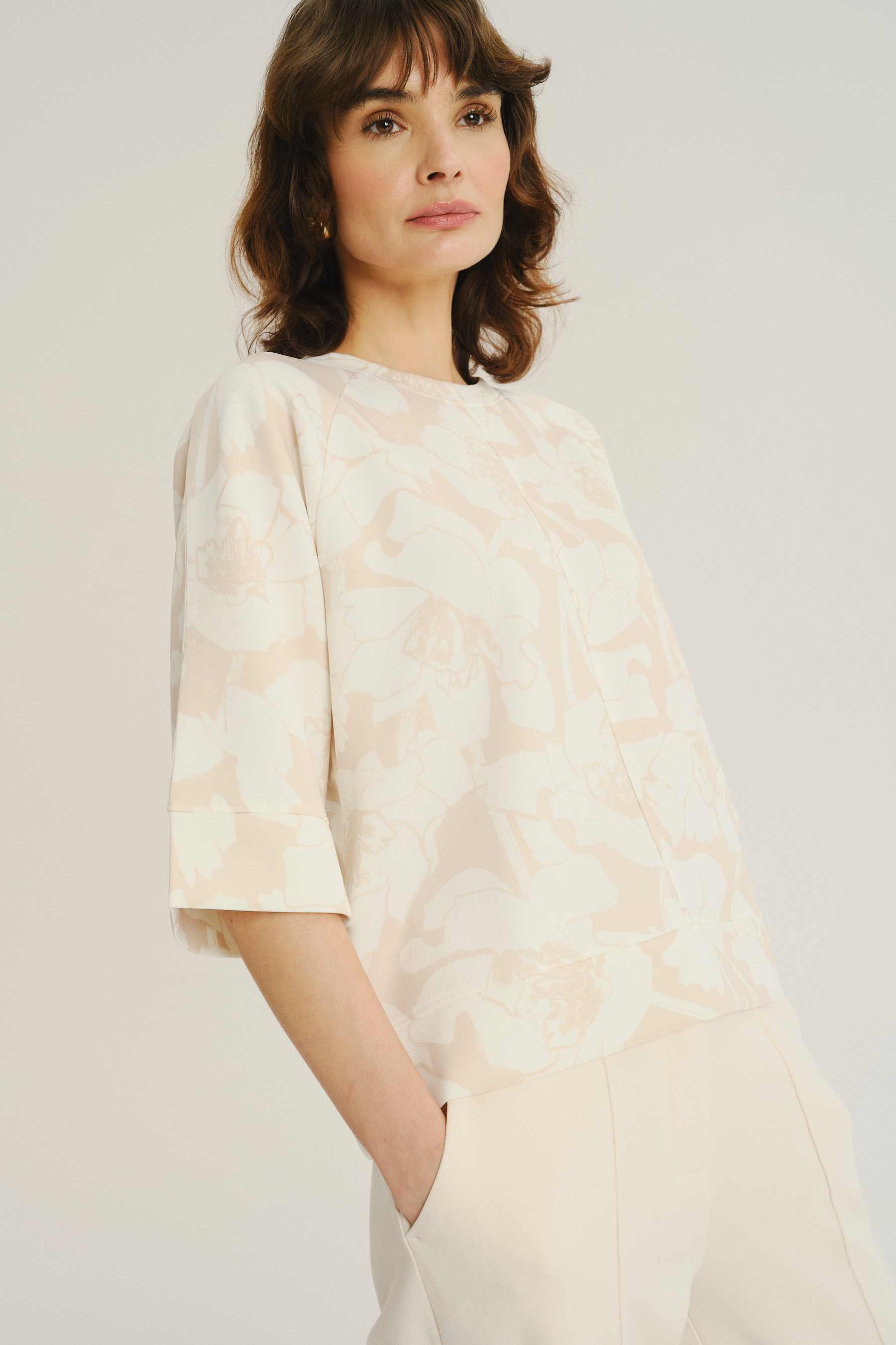 Jasnobeżowa bluza w białe kwiaty