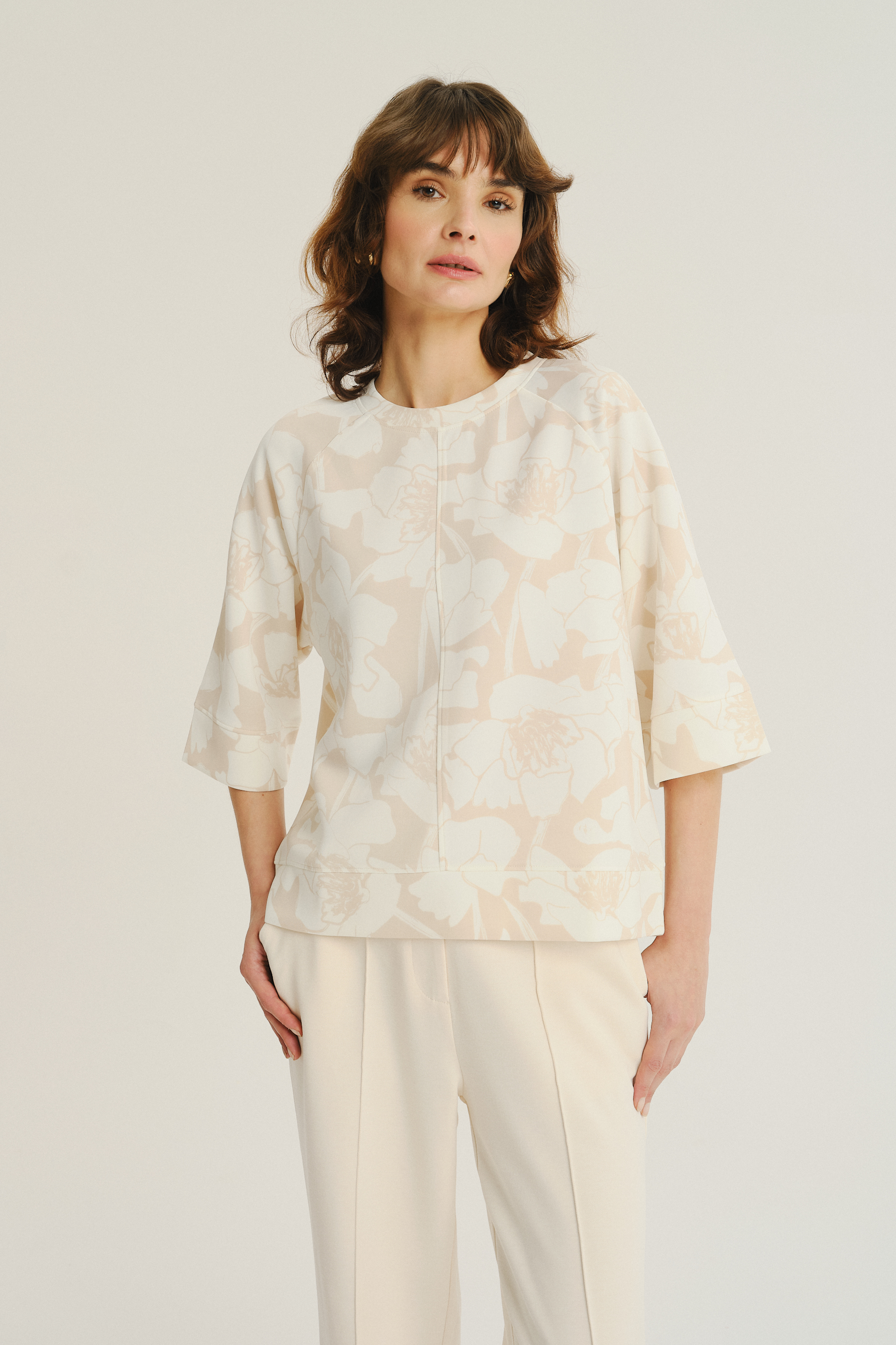 Jasnobeżowa bluza w białe kwiaty