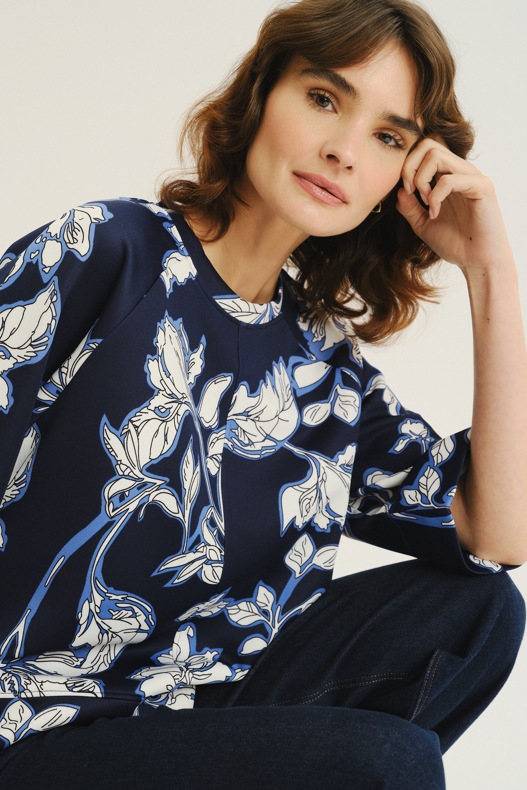 Czarna bluza w biało-niebieskie kwiaty