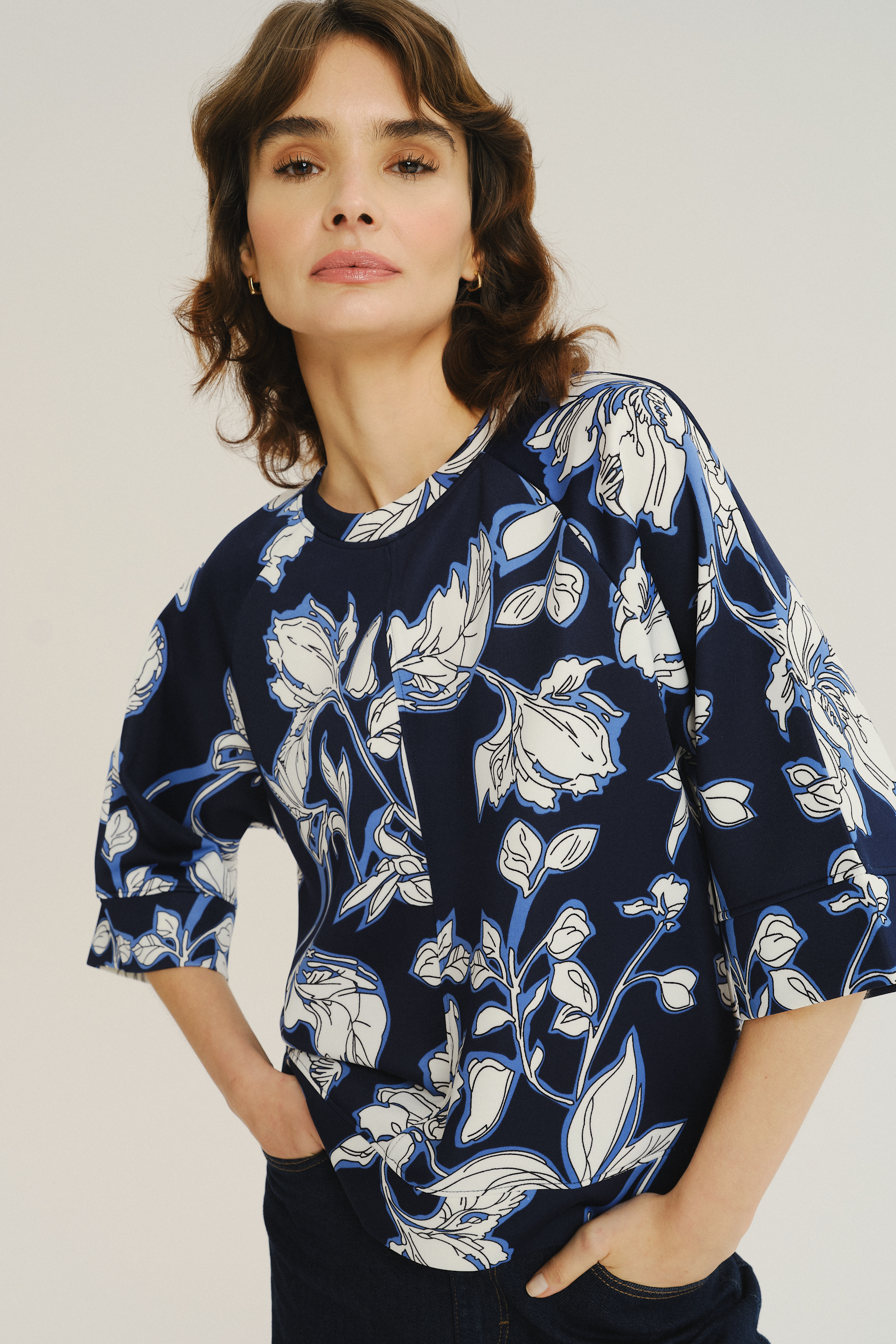 Czarna bluza w biało-niebieskie kwiaty