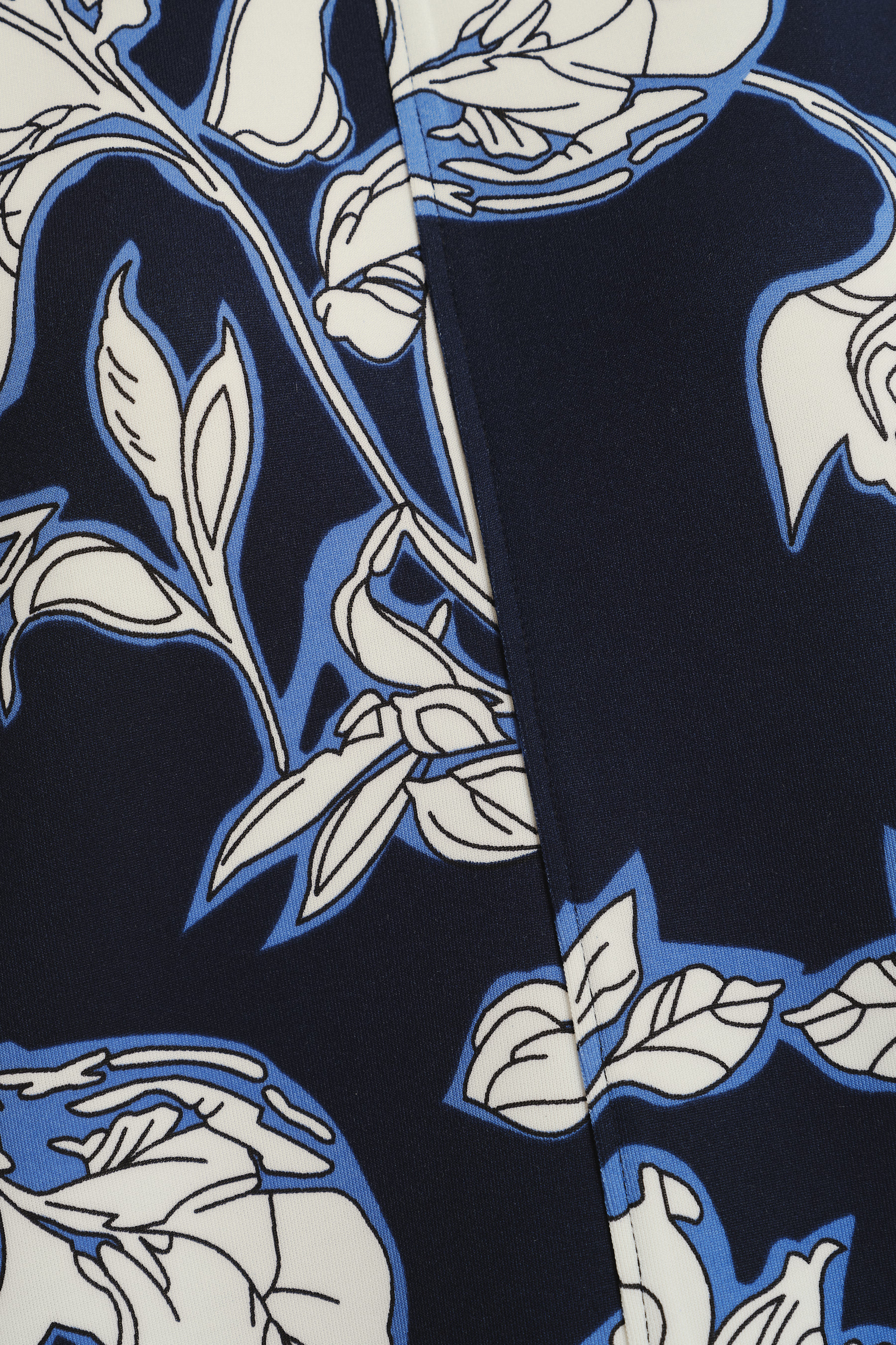 Czarna bluza w biało-niebieskie kwiaty