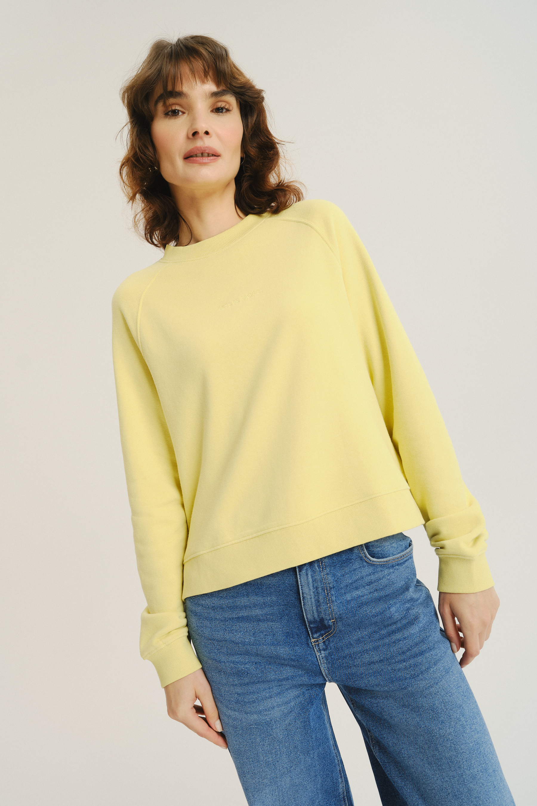 Basicowa bluza w masełkowym kolorze
