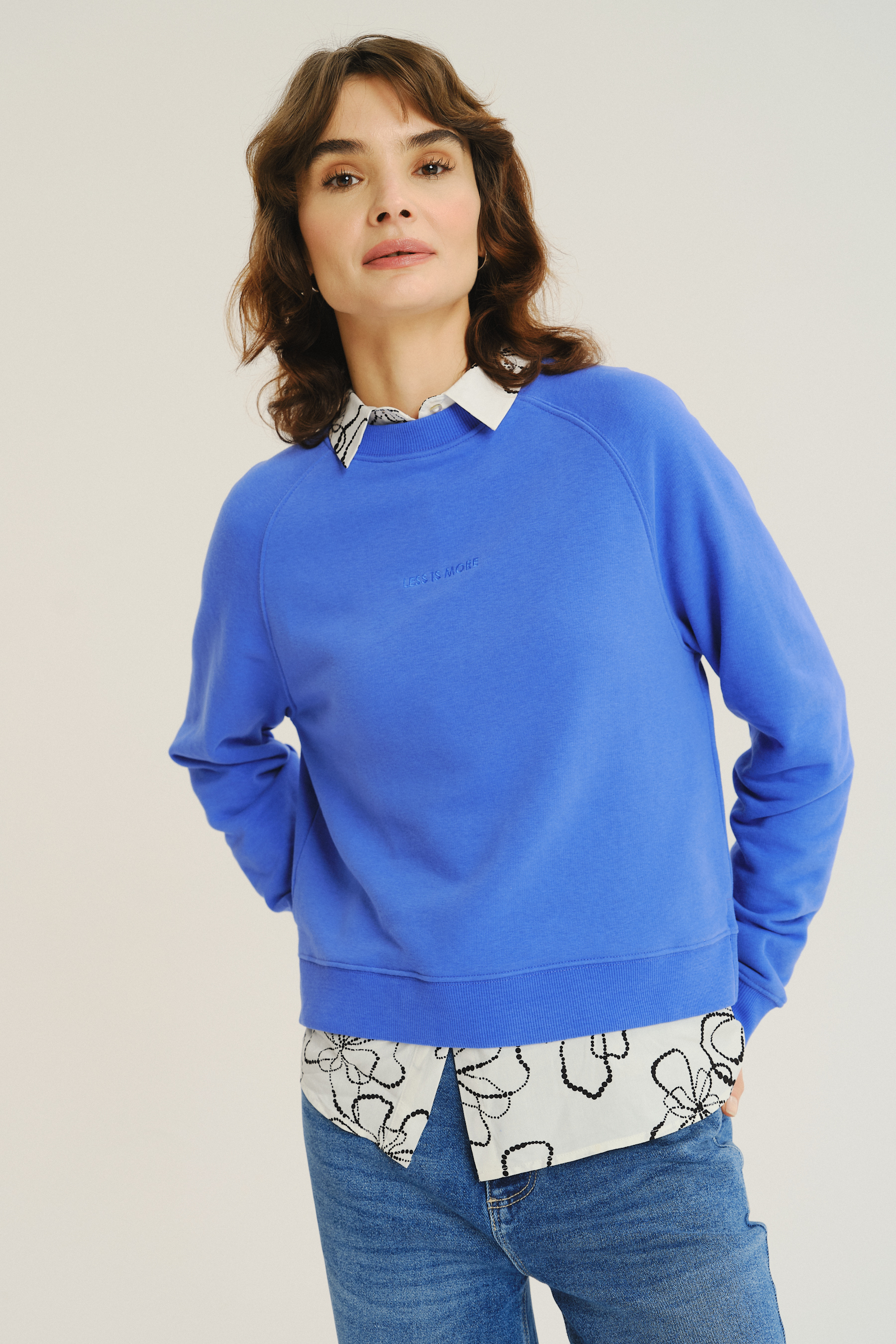 Casualowa bluza w chabrowym odcieniu niebieskiego