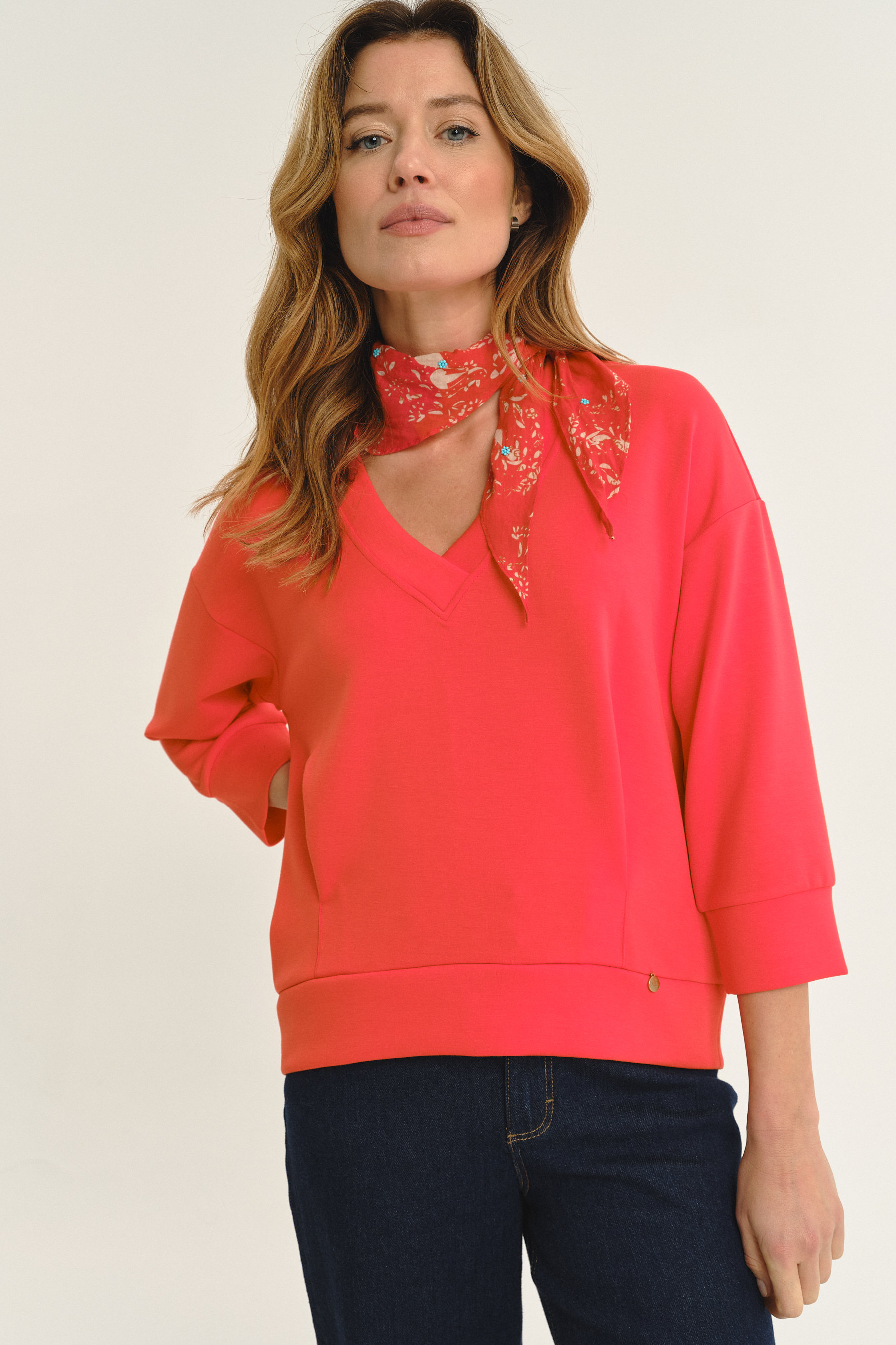 Basicowa bluza w koralowym odcieniu czerwieni