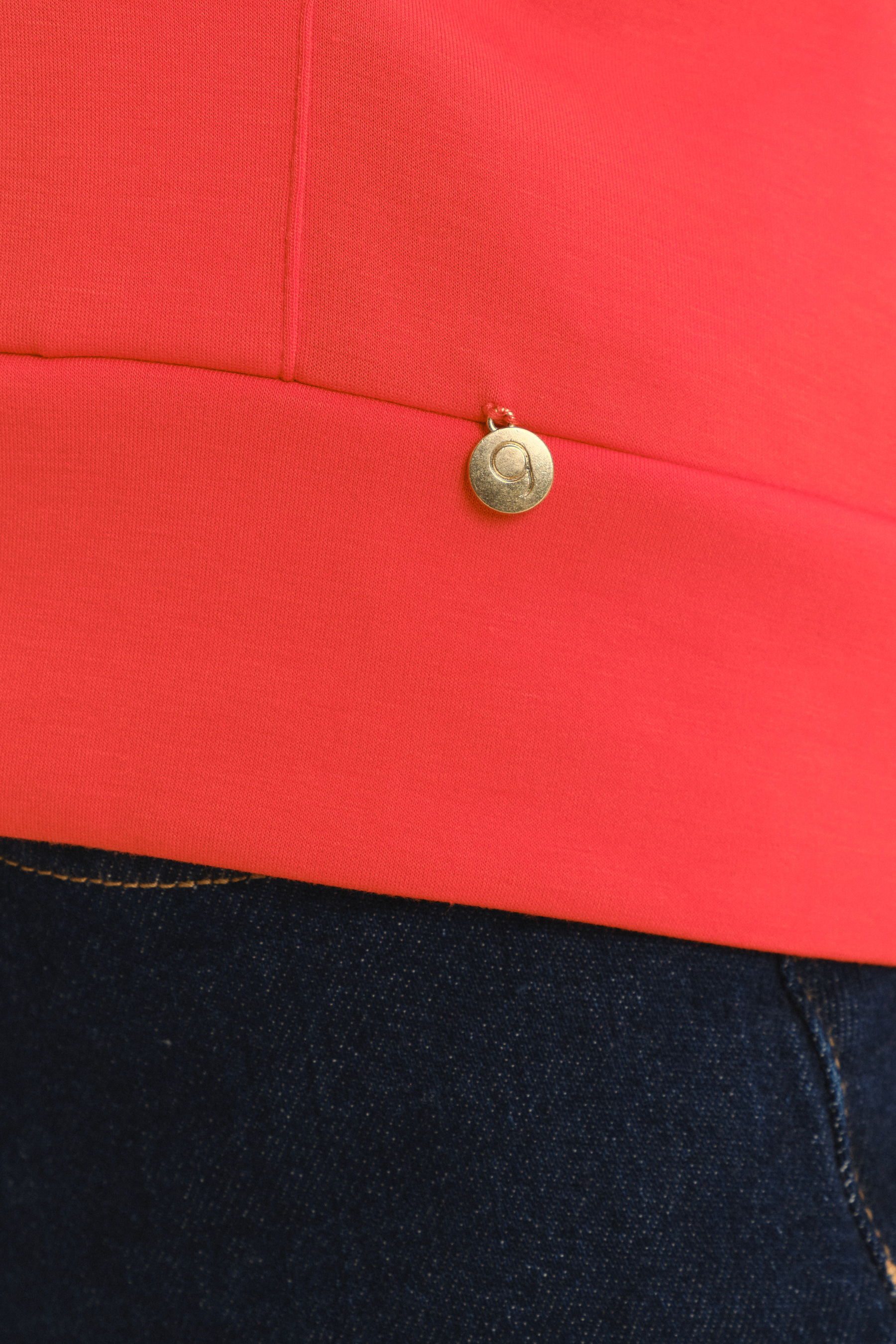 Basicowa bluza w koralowym odcieniu czerwieni