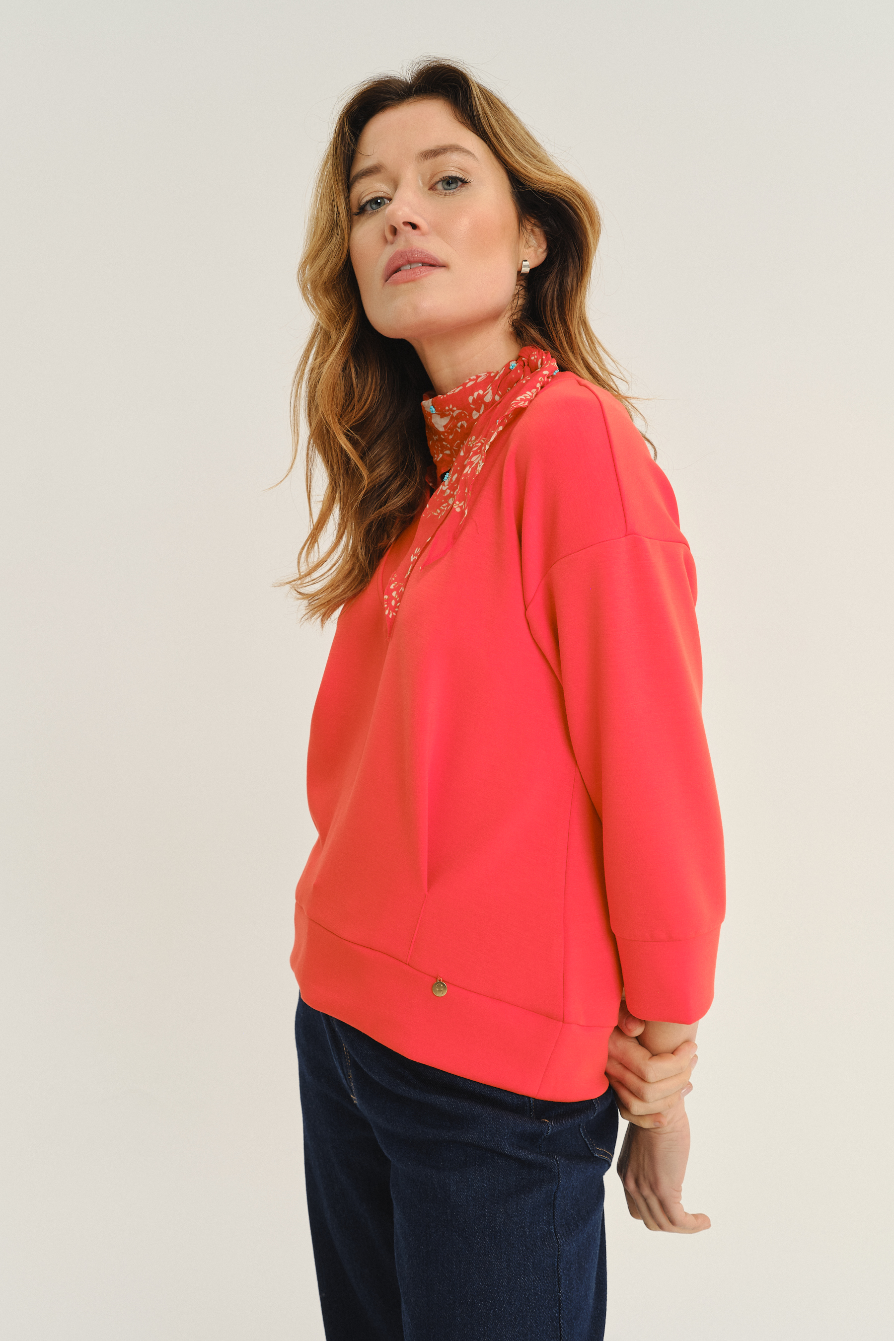 Basicowa bluza w koralowym odcieniu czerwieni