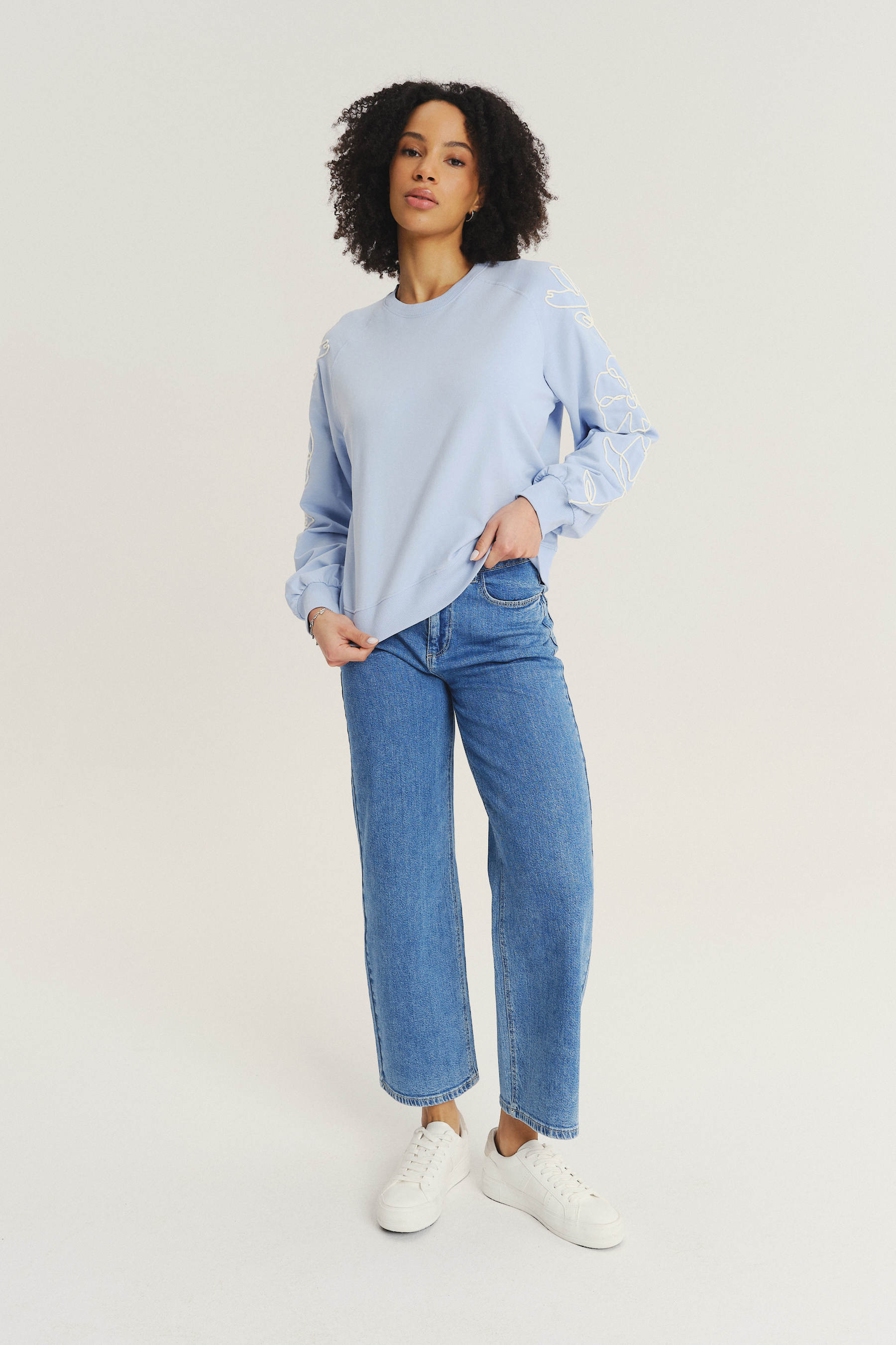 Bluza z kwiatami na rękawach kolor baby blue