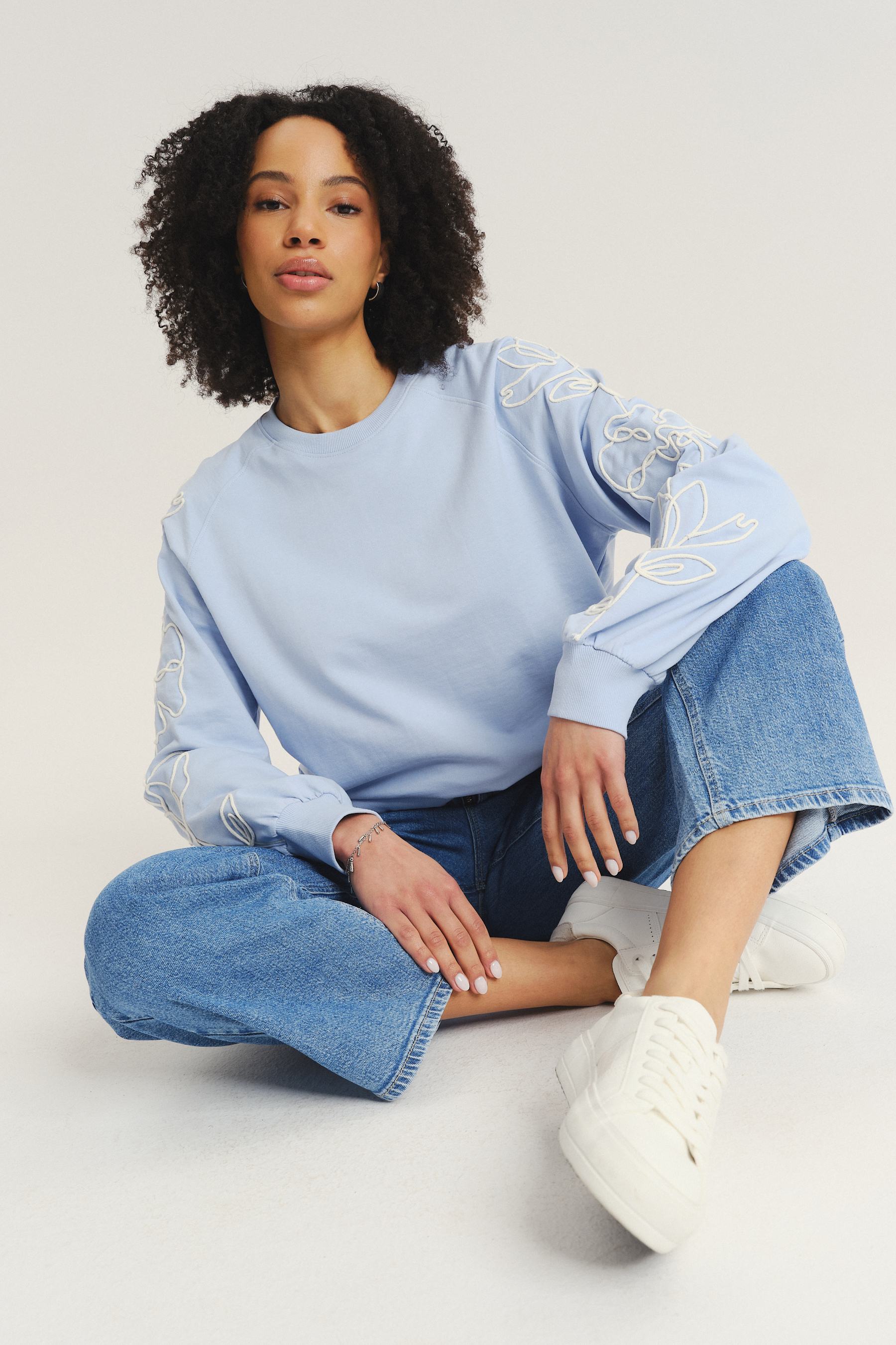 Bluza z kwiatami na rękawach kolor baby blue