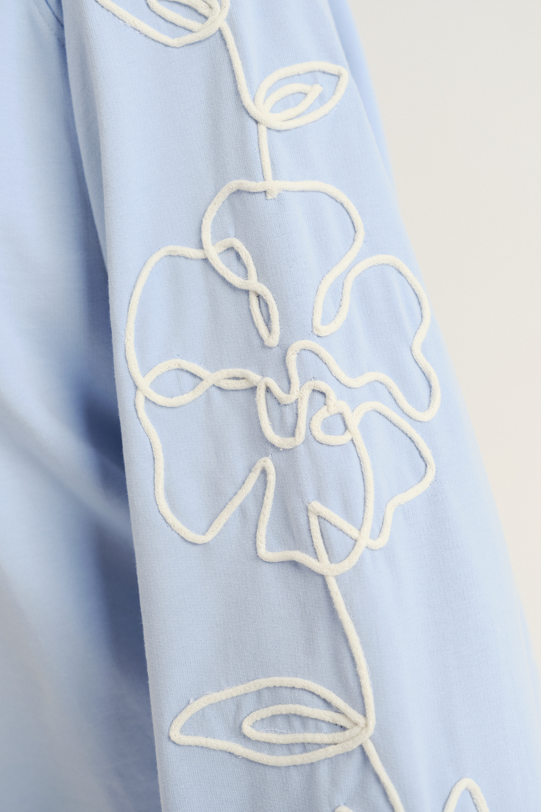 Bluza z kwiatami na rękawach kolor baby blue
