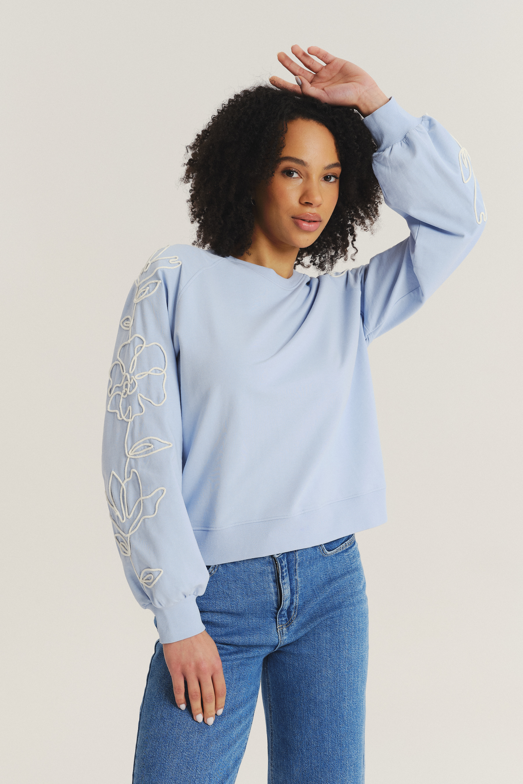 Bluza z kwiatami na rękawach kolor baby blue