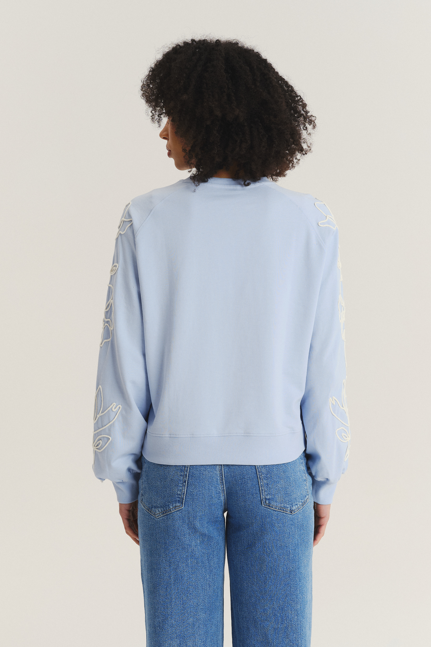 Bluza z kwiatami na rękawach kolor baby blue