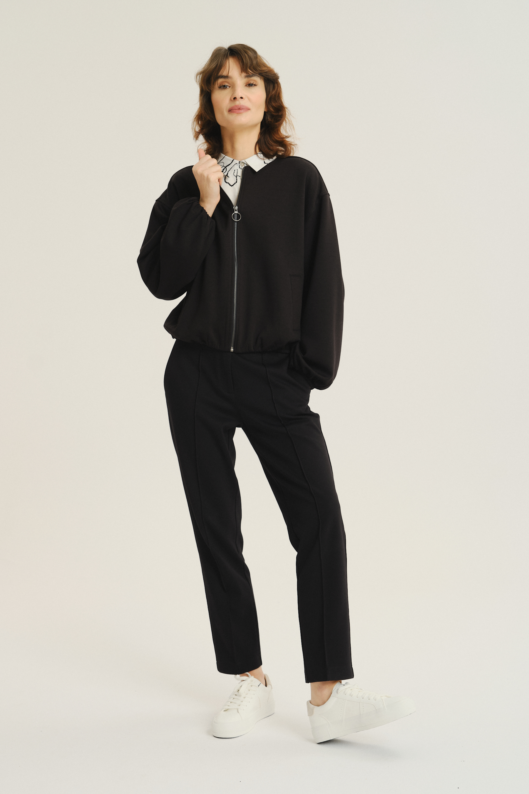 Basicowa czarna bluza z zapięciem na zamek błyskawiczny 