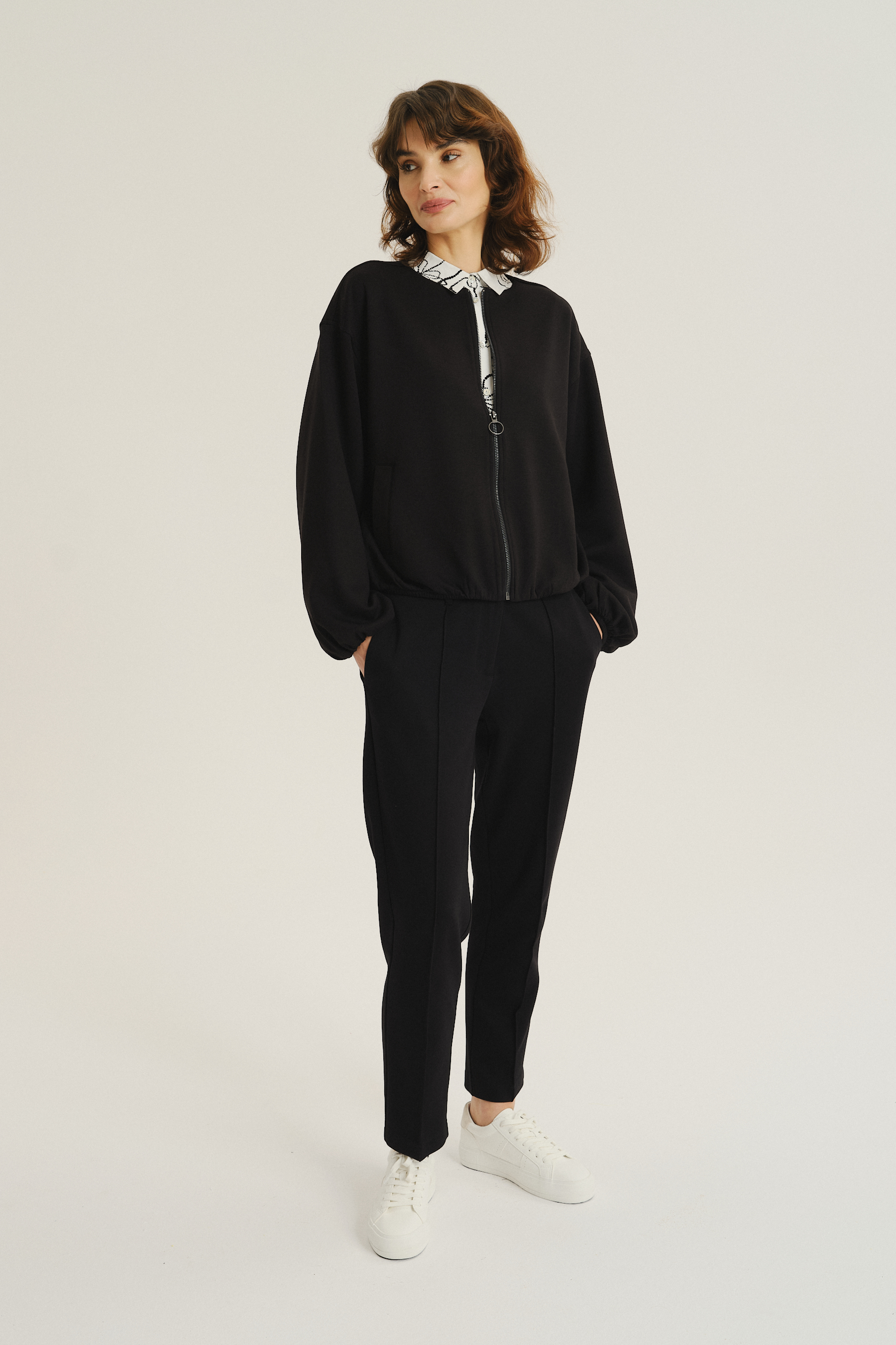 Basicowa czarna bluza z zapięciem na zamek błyskawiczny 