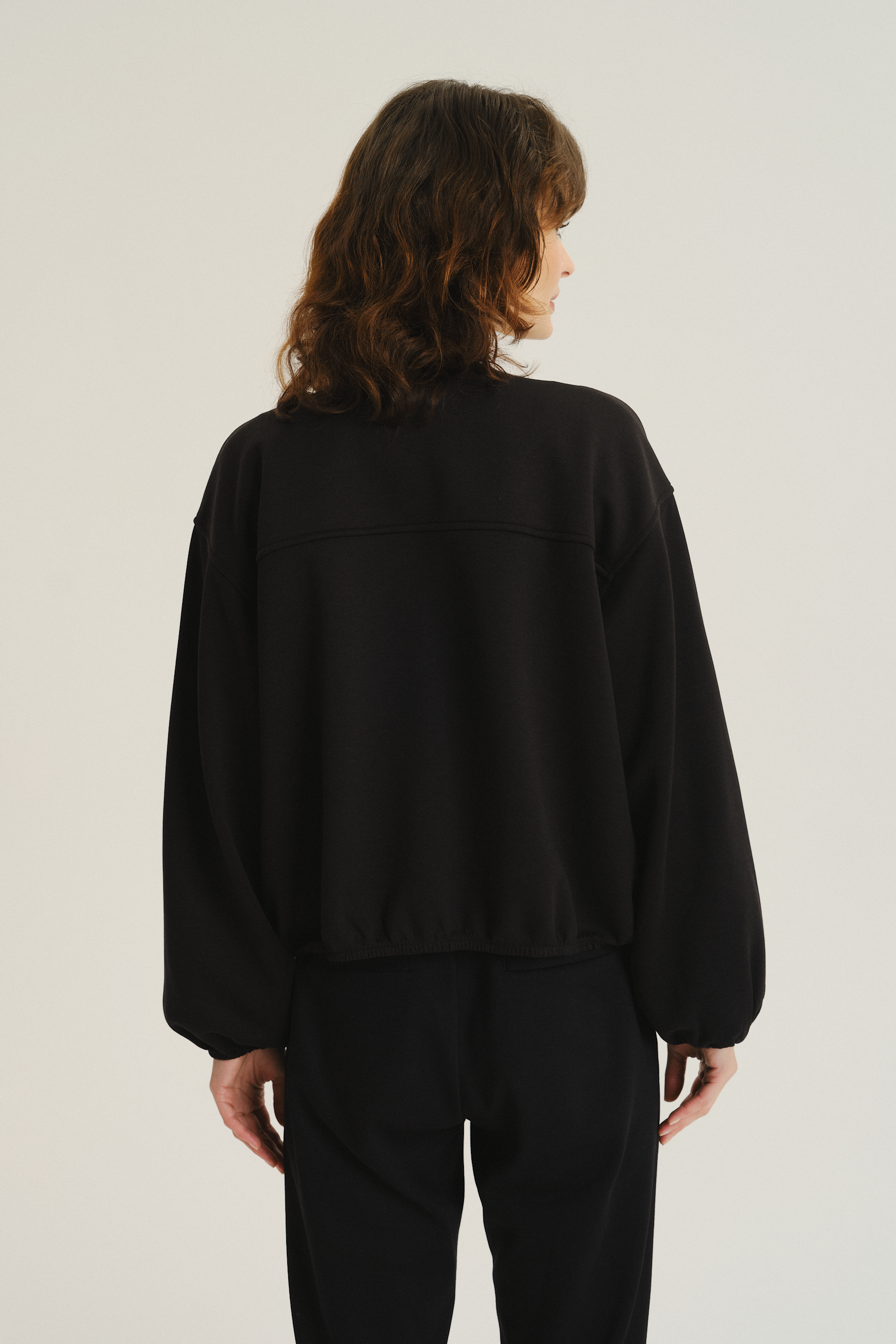 Basicowa czarna bluza z zapięciem na zamek błyskawiczny 