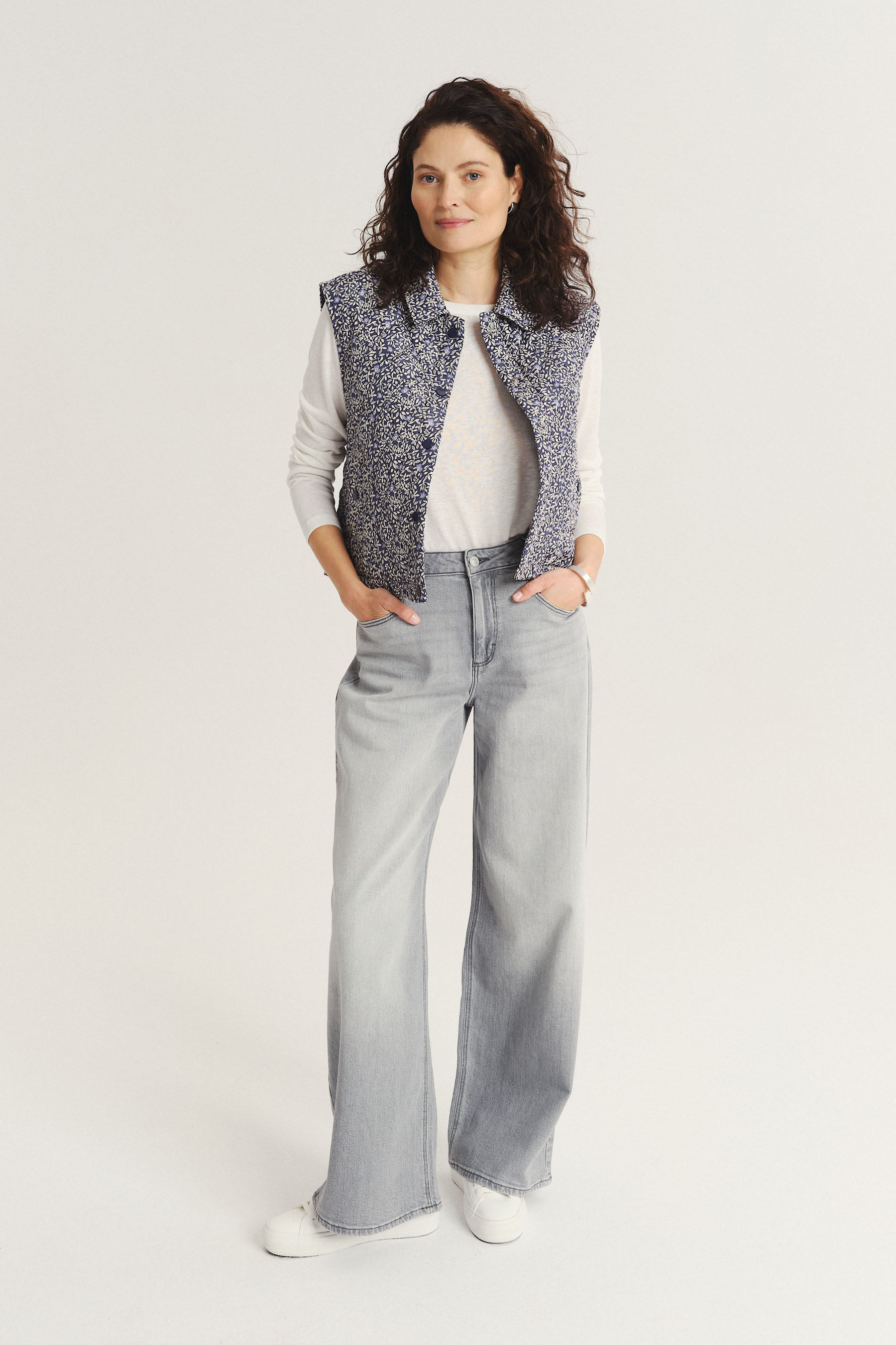 Stylowa kamizelka w drobne kwiaty