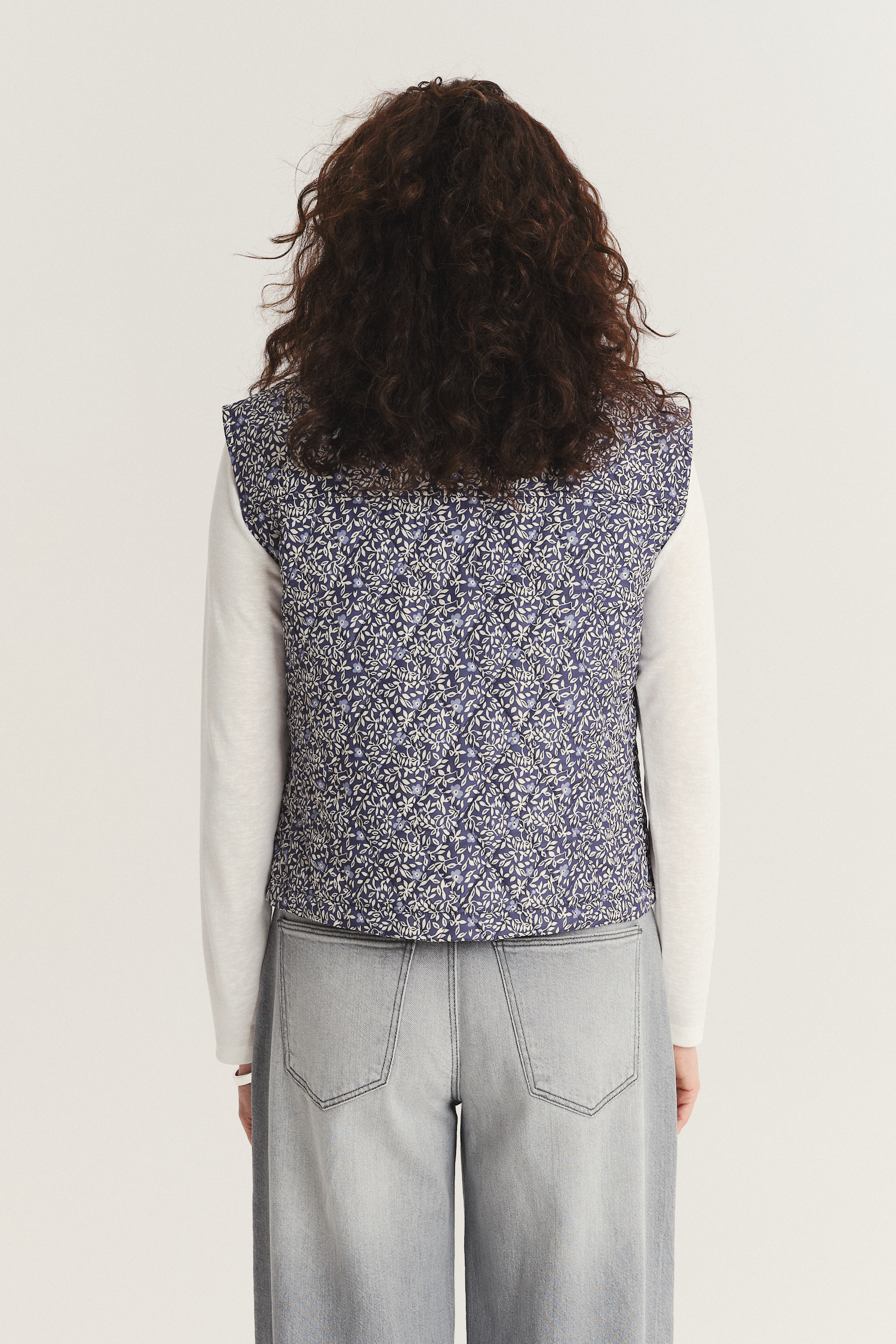 Stylowa kamizelka w drobne kwiaty