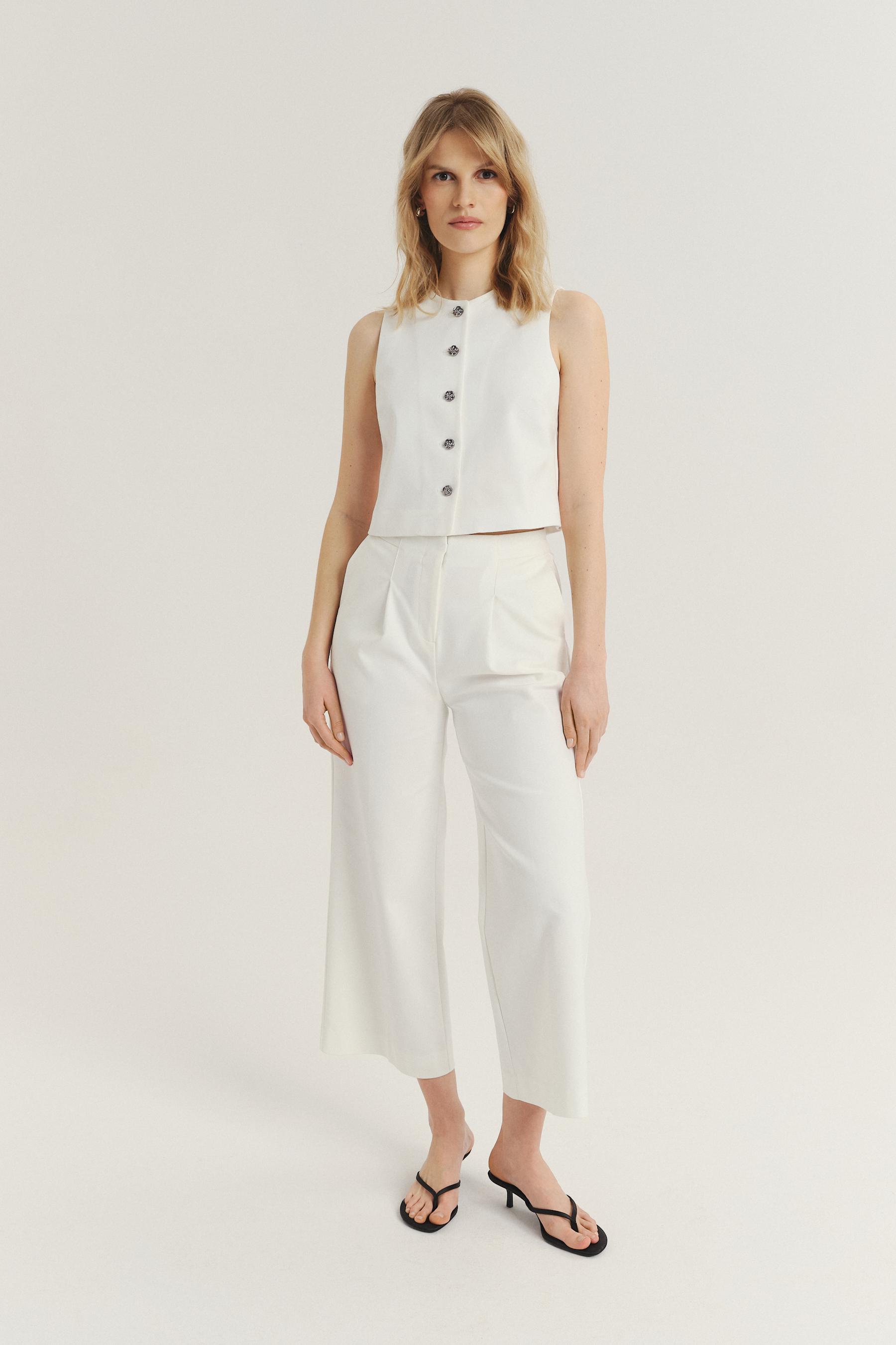 Biała kamizelka z zapięciem na guziki