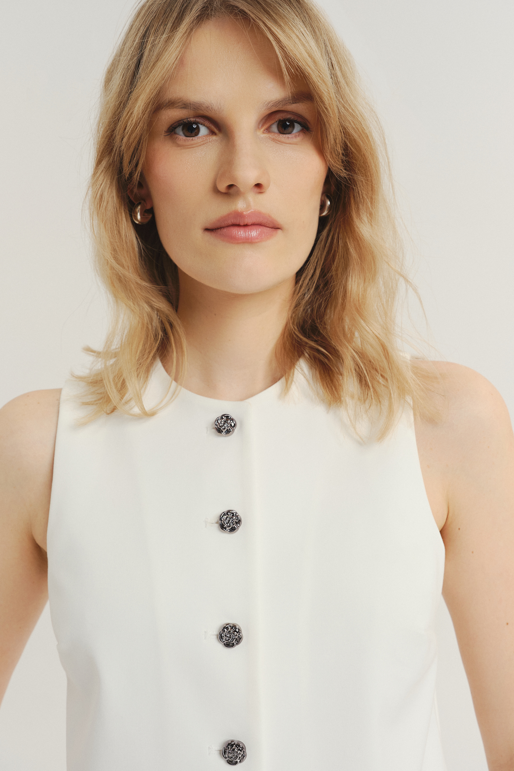 Biała kamizelka z zapięciem na guziki