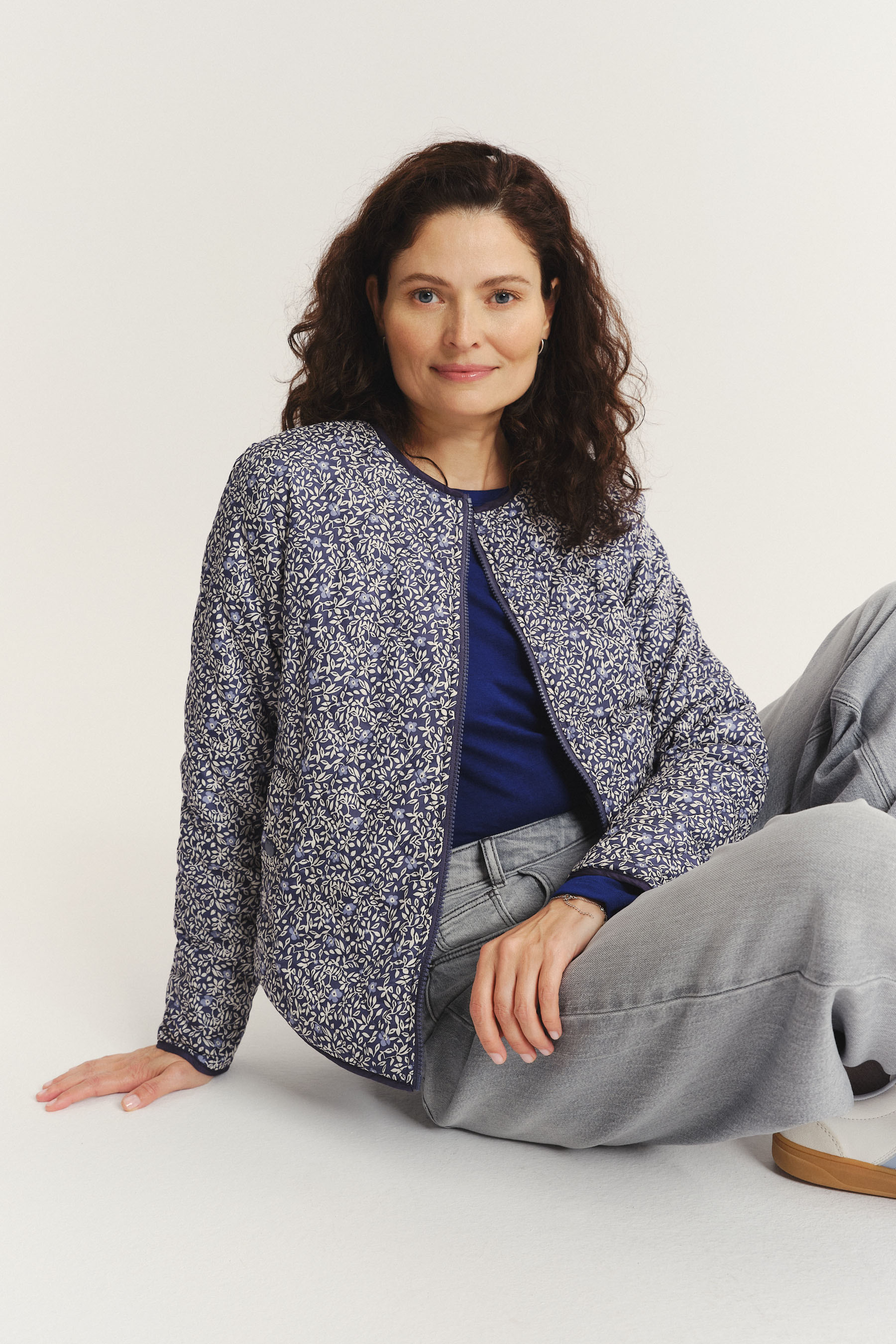 Lekka dwustronna kurtka z nadrukiem w kwiaty