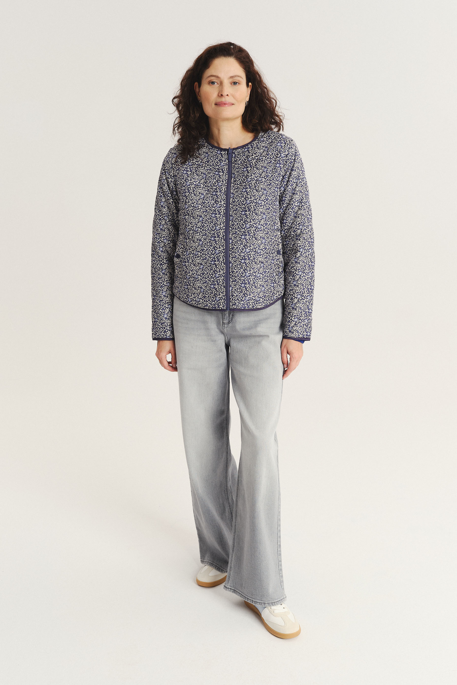 Lekka dwustronna kurtka z nadrukiem w kwiaty