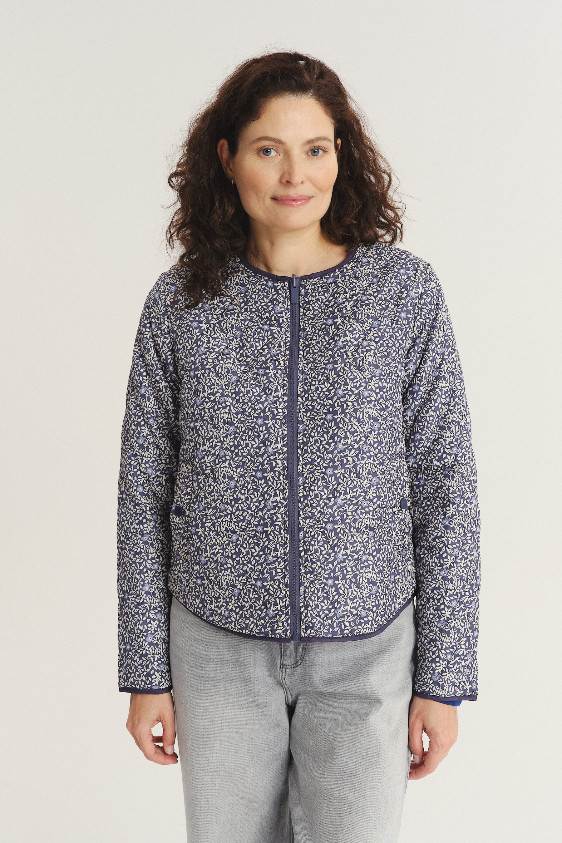 Lekka dwustronna kurtka z nadrukiem w kwiaty