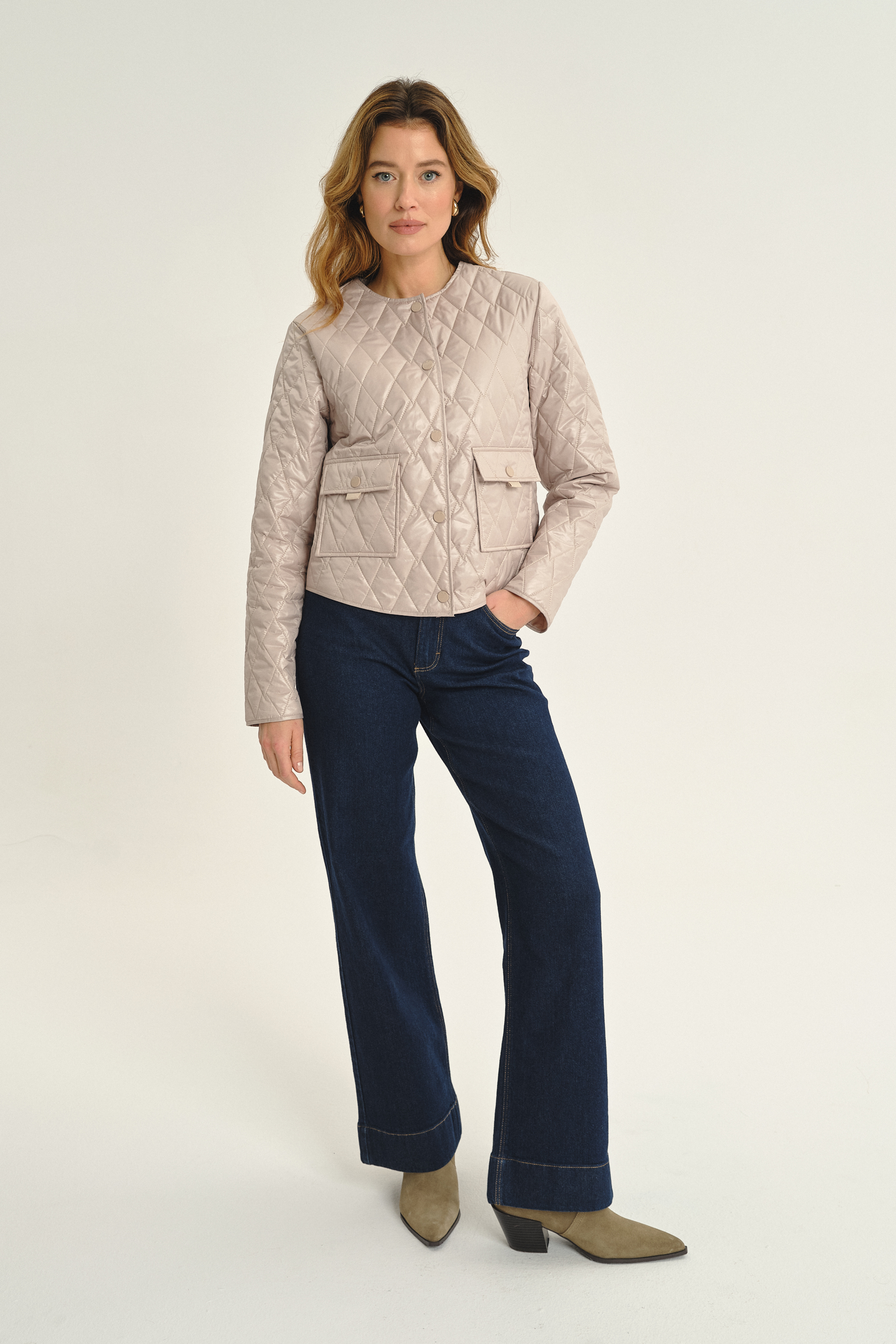 Lekka beżowa kurtka z subtelnym pikowaniem