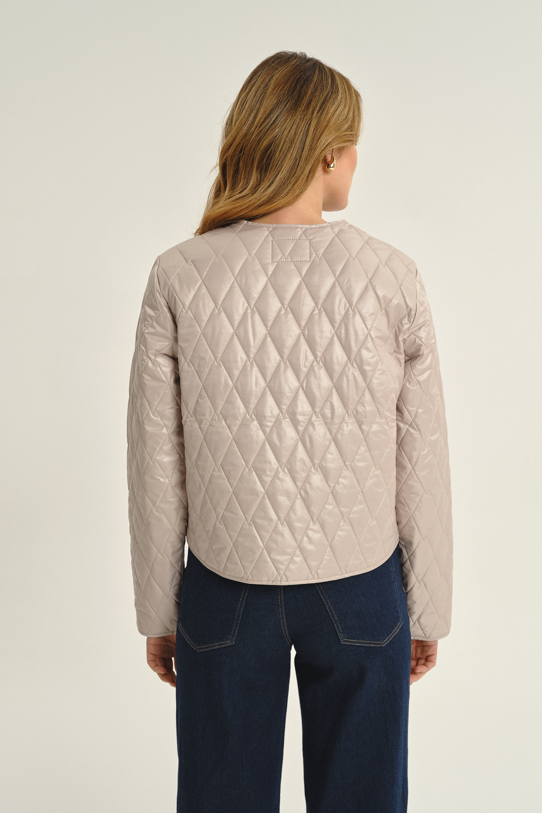 Lekka beżowa kurtka z subtelnym pikowaniem