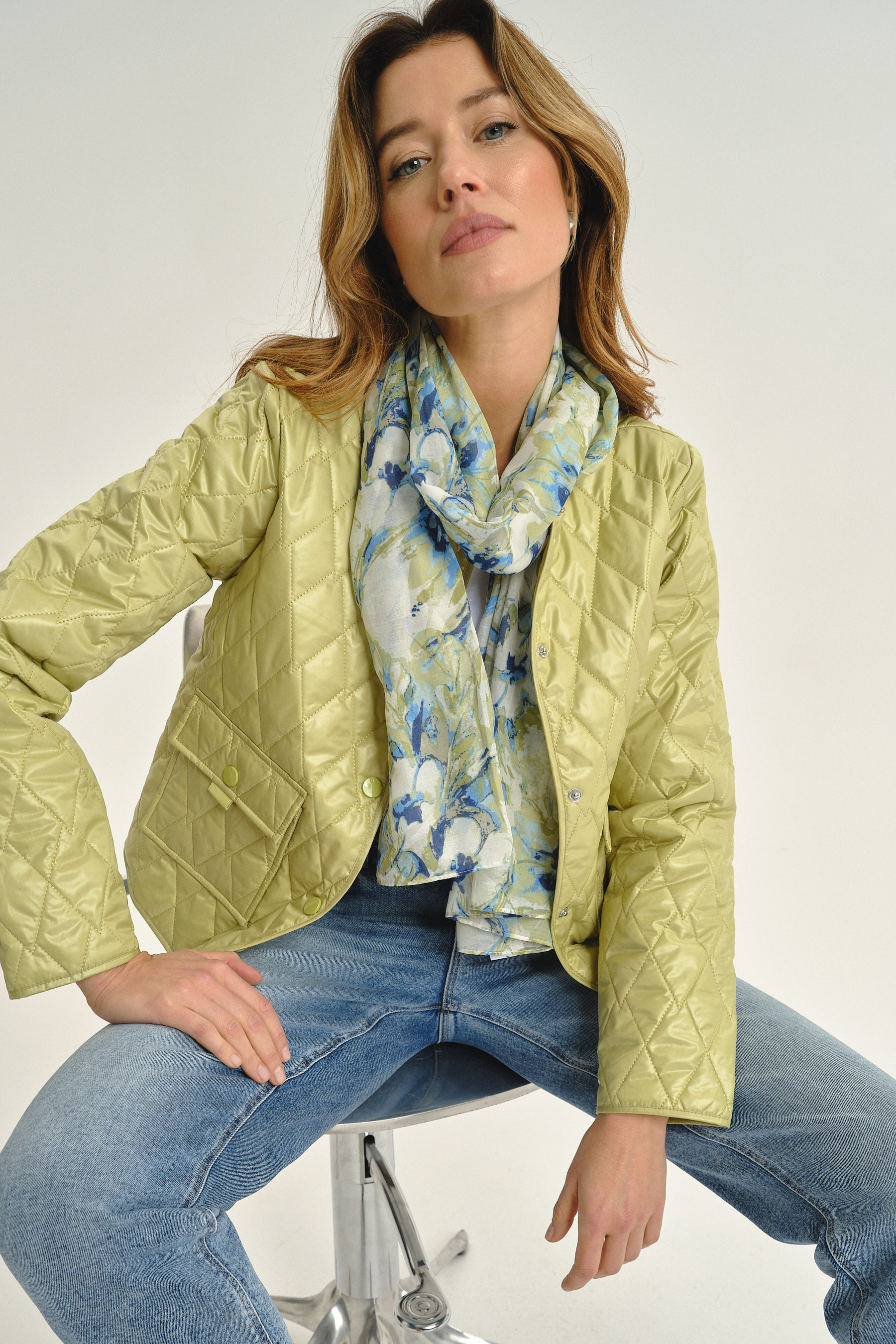 Zielona kurtka z subtelnym pikowaniem