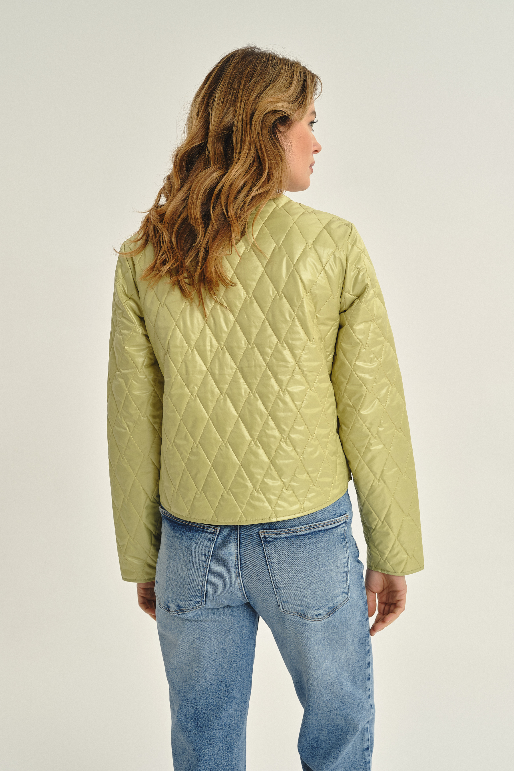 Zielona kurtka z subtelnym pikowaniem