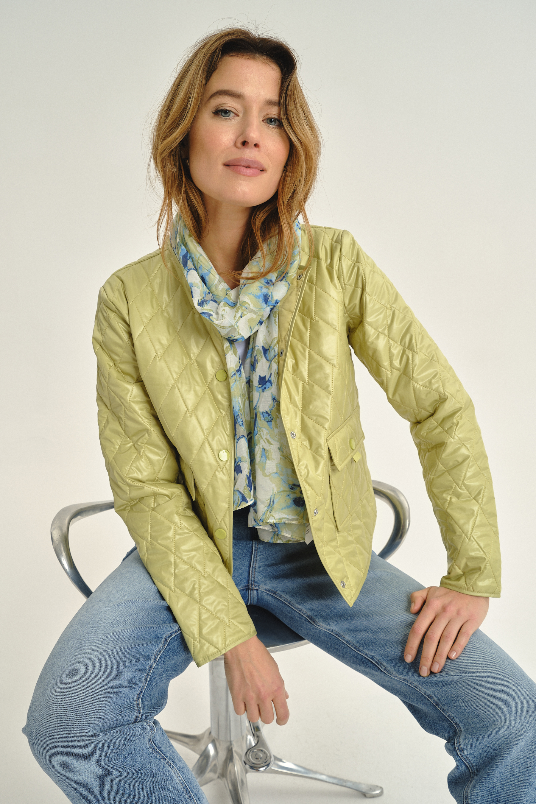 Zielona kurtka z subtelnym pikowaniem