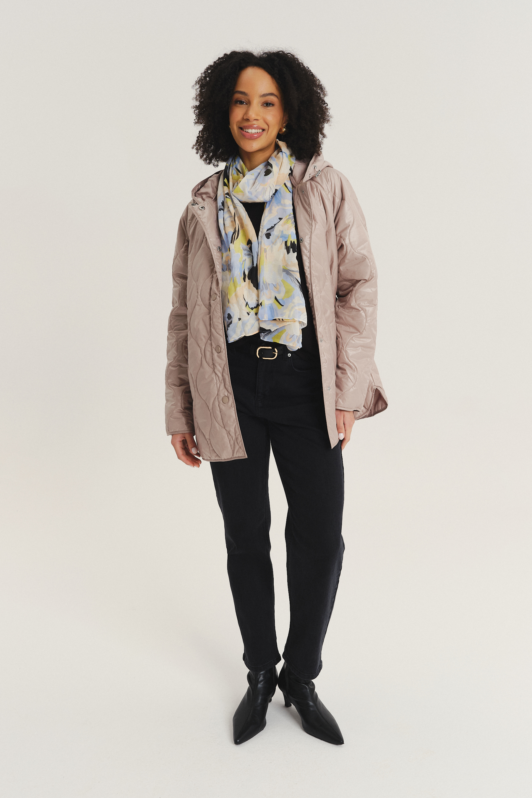 Pikowana beżowa kurtka o dłuższym fasonie