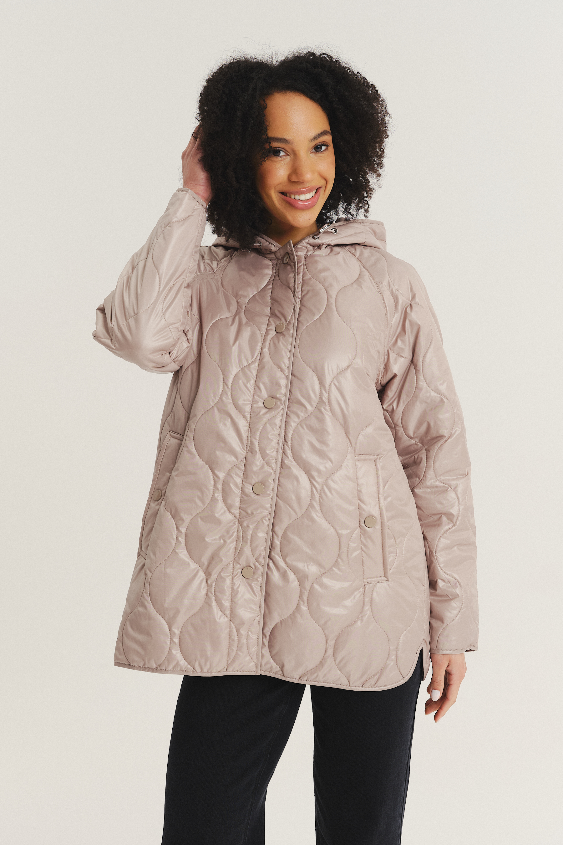 Pikowana beżowa kurtka o dłuższym fasonie