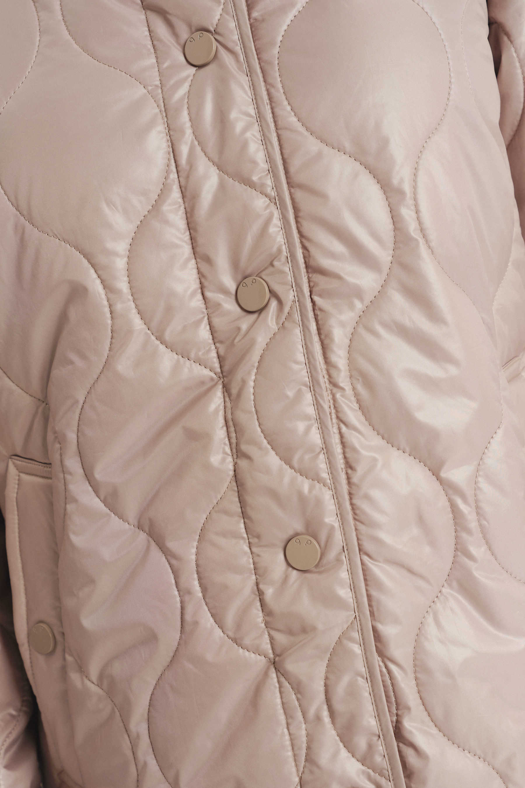 Pikowana beżowa kurtka o dłuższym fasonie