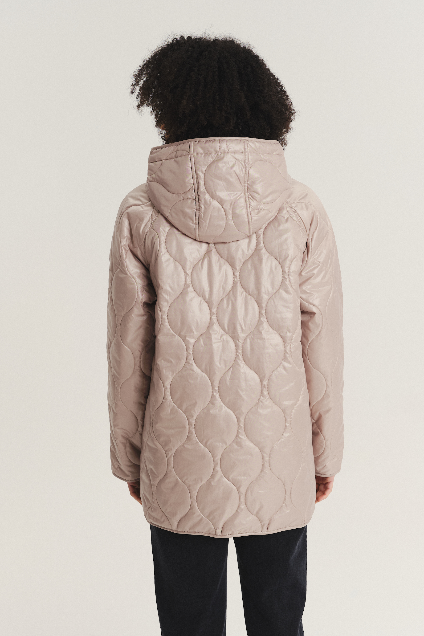 Pikowana beżowa kurtka o dłuższym fasonie