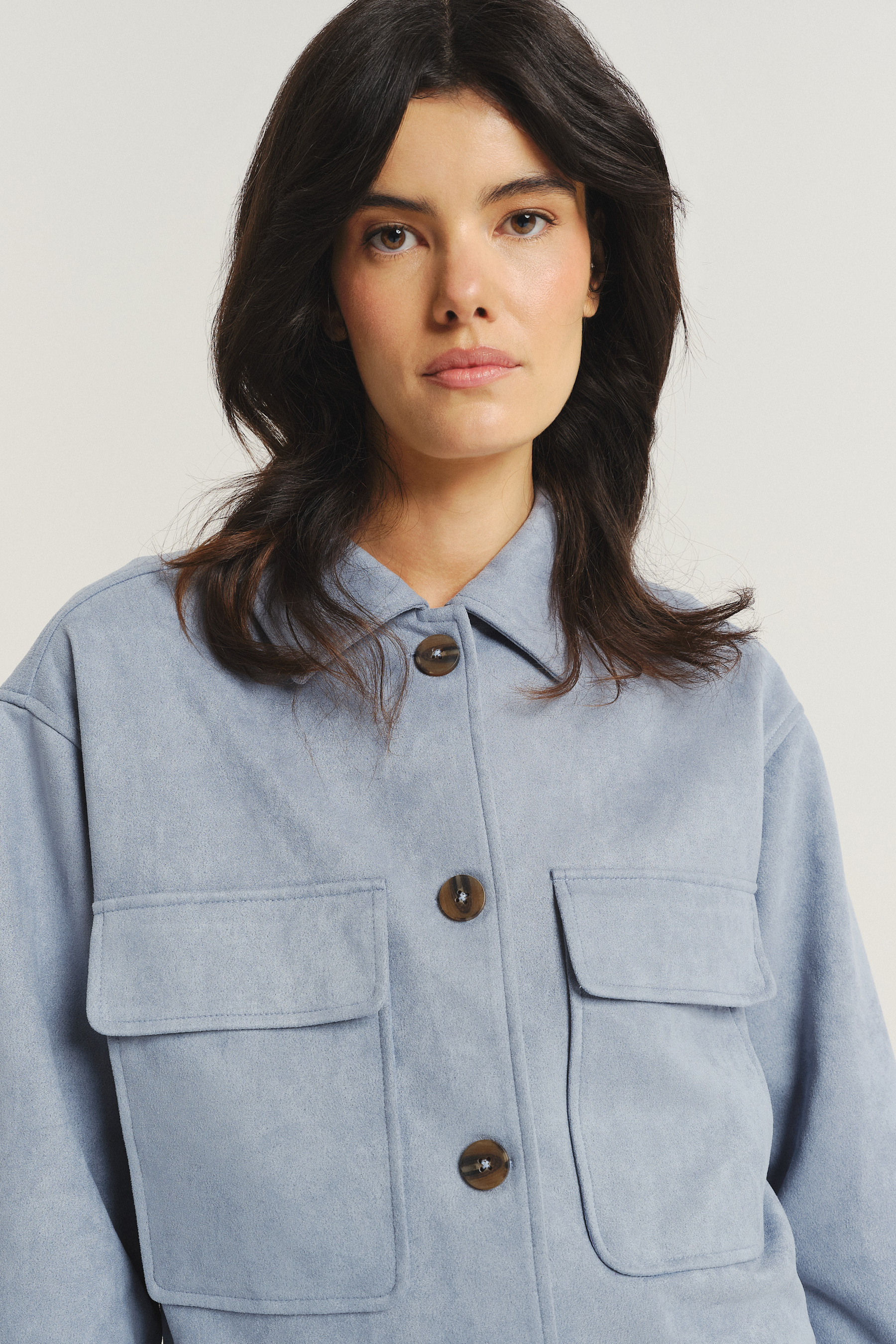 Krótka niebieska kurtka na guziki