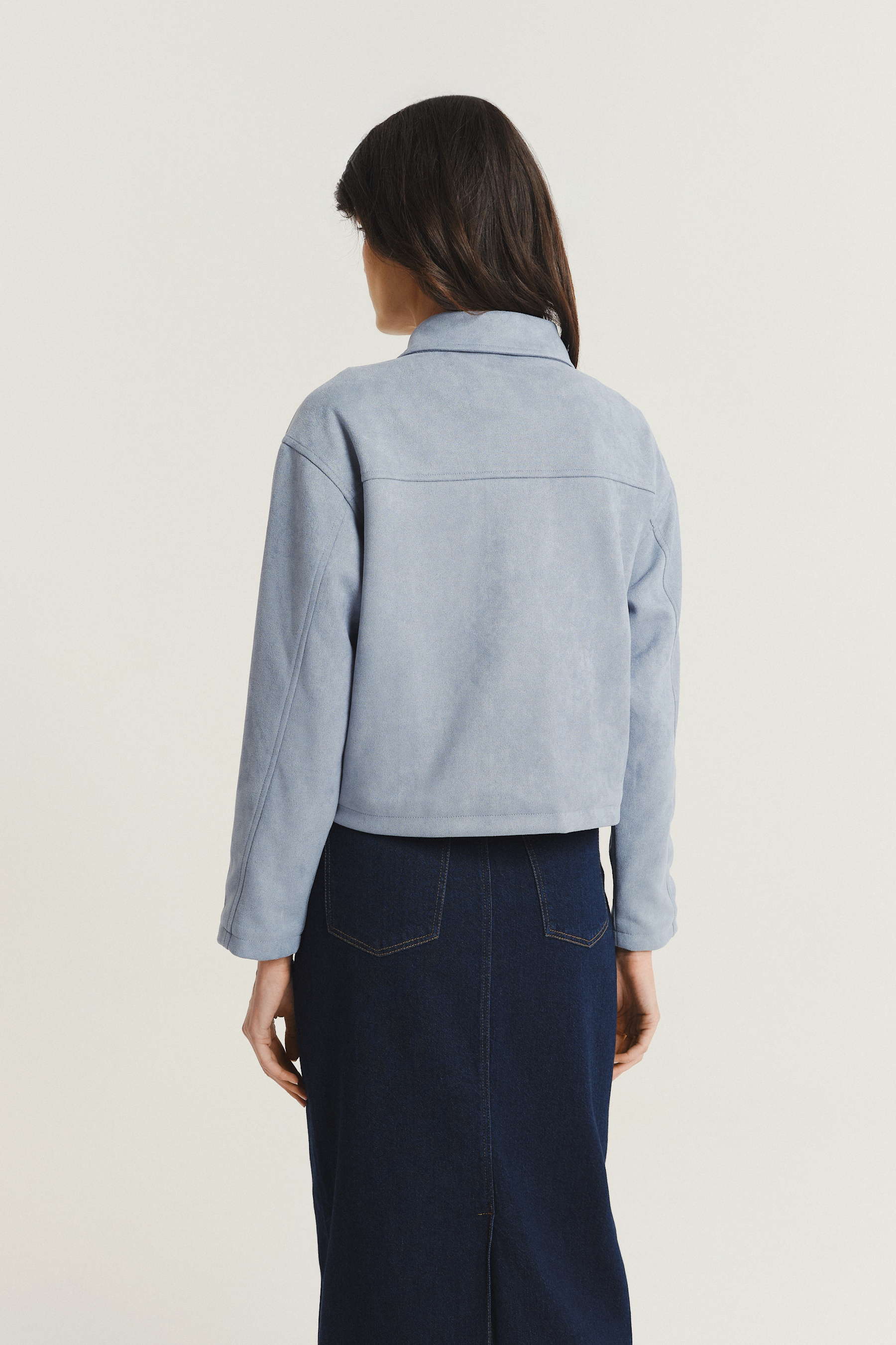 Krótka niebieska kurtka na guziki