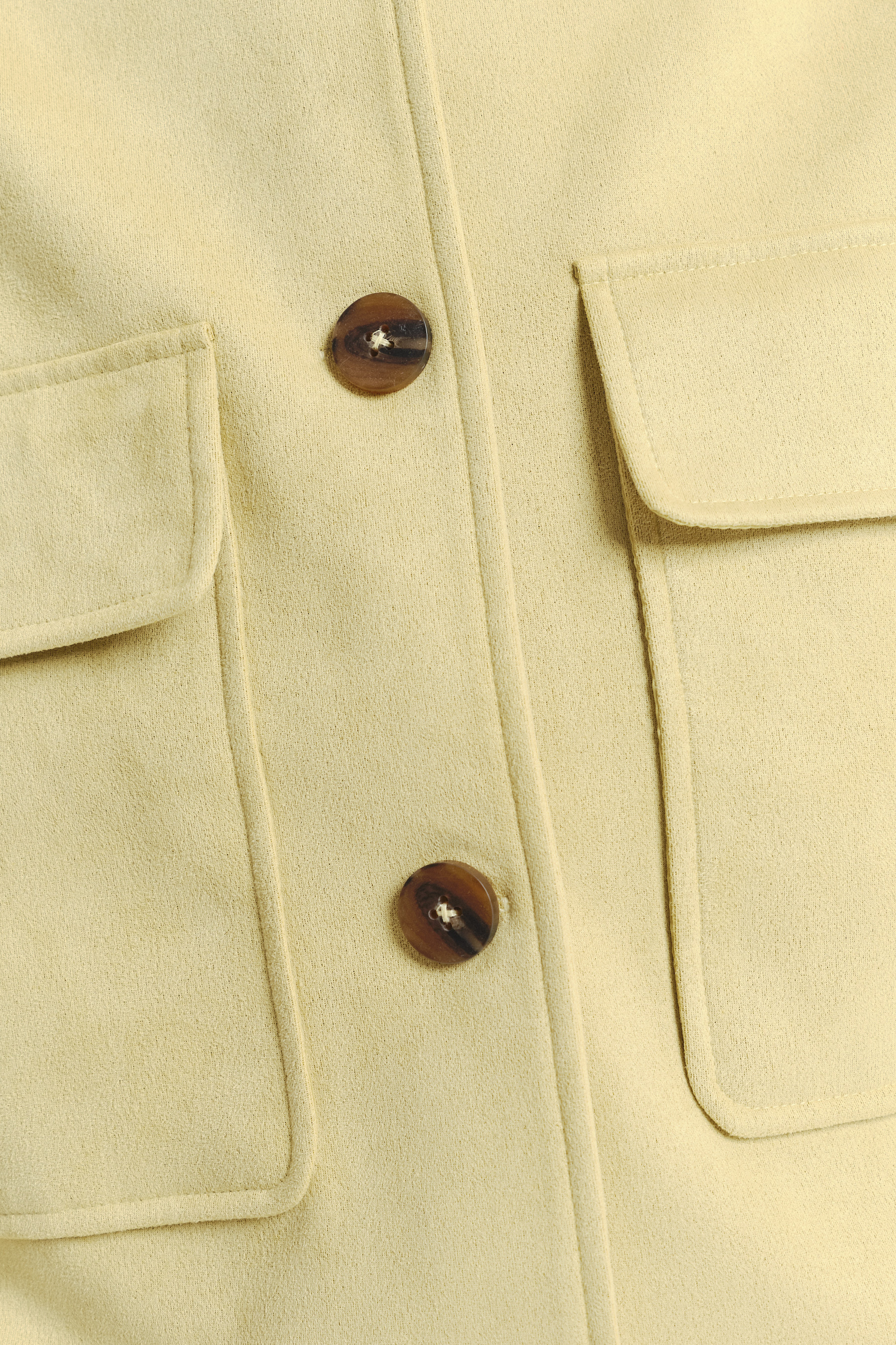 Efektowna krótka kurtka w masełkowym kolorze