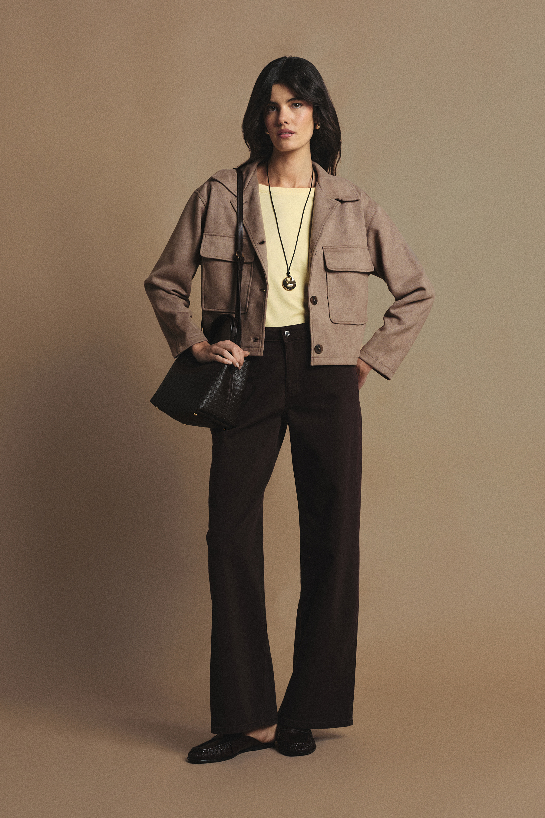 Beżowa kurtka z zapięciem na guziki