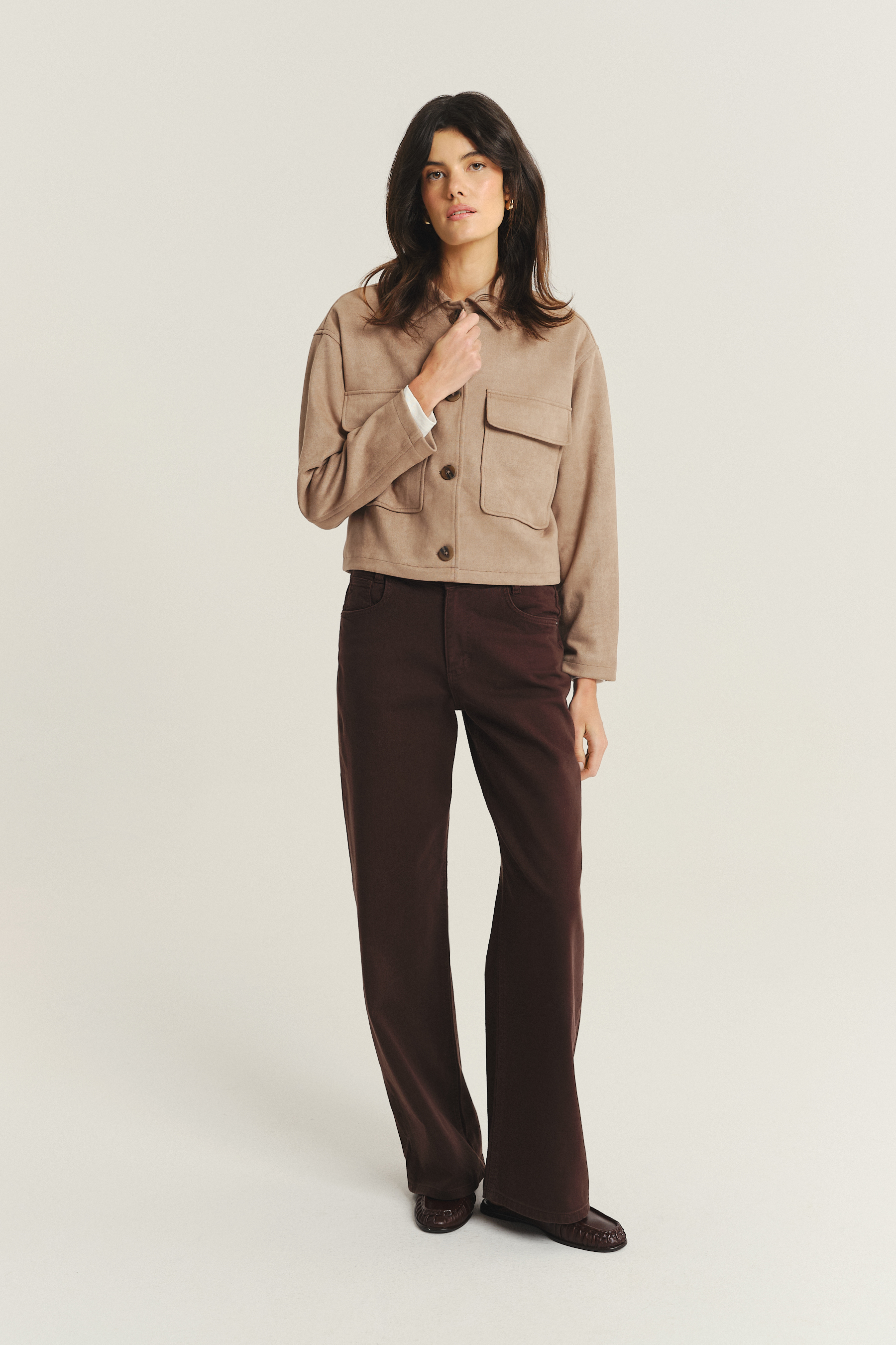 Beżowa kurtka z zapięciem na guziki