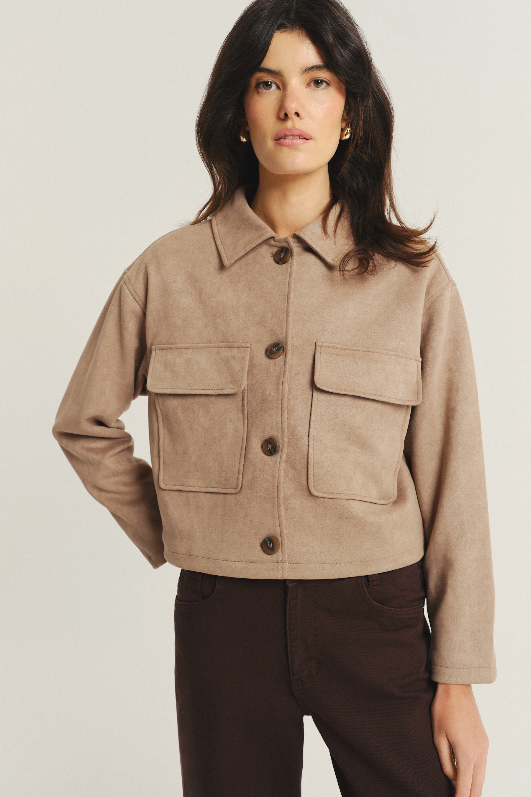 Beżowa kurtka z zapięciem na guziki