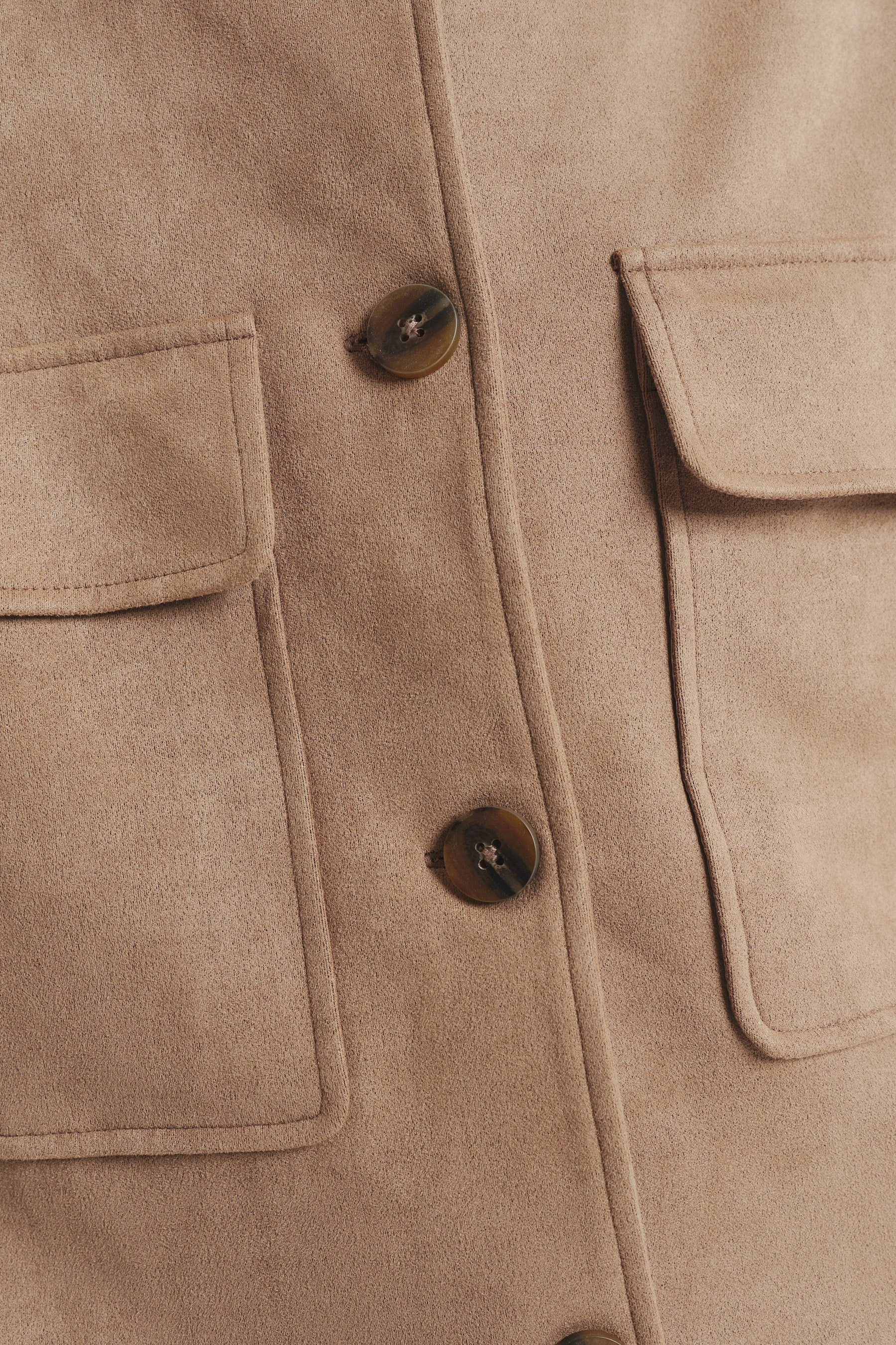 Beżowa kurtka z zapięciem na guziki