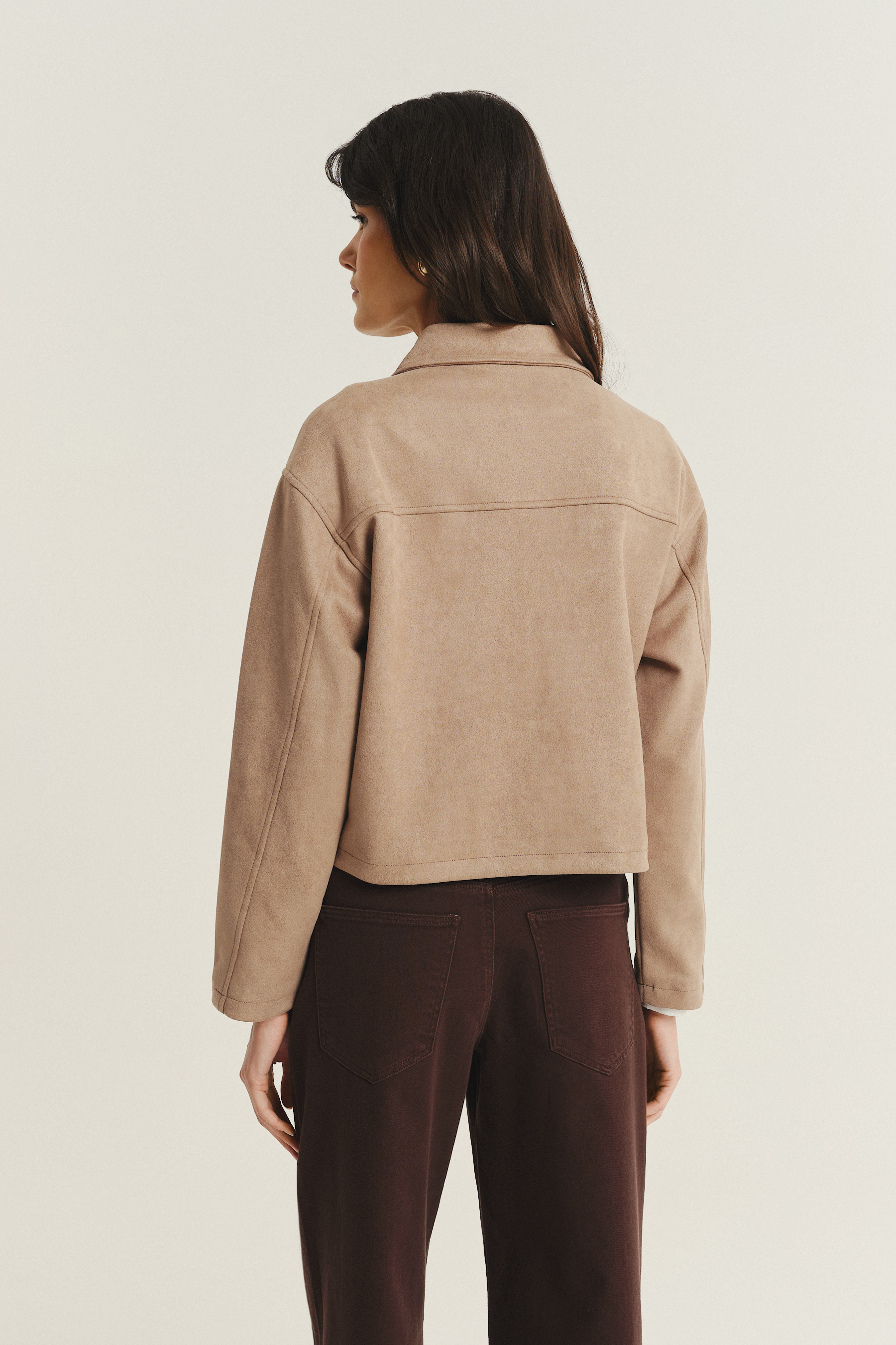 Beżowa kurtka z zapięciem na guziki