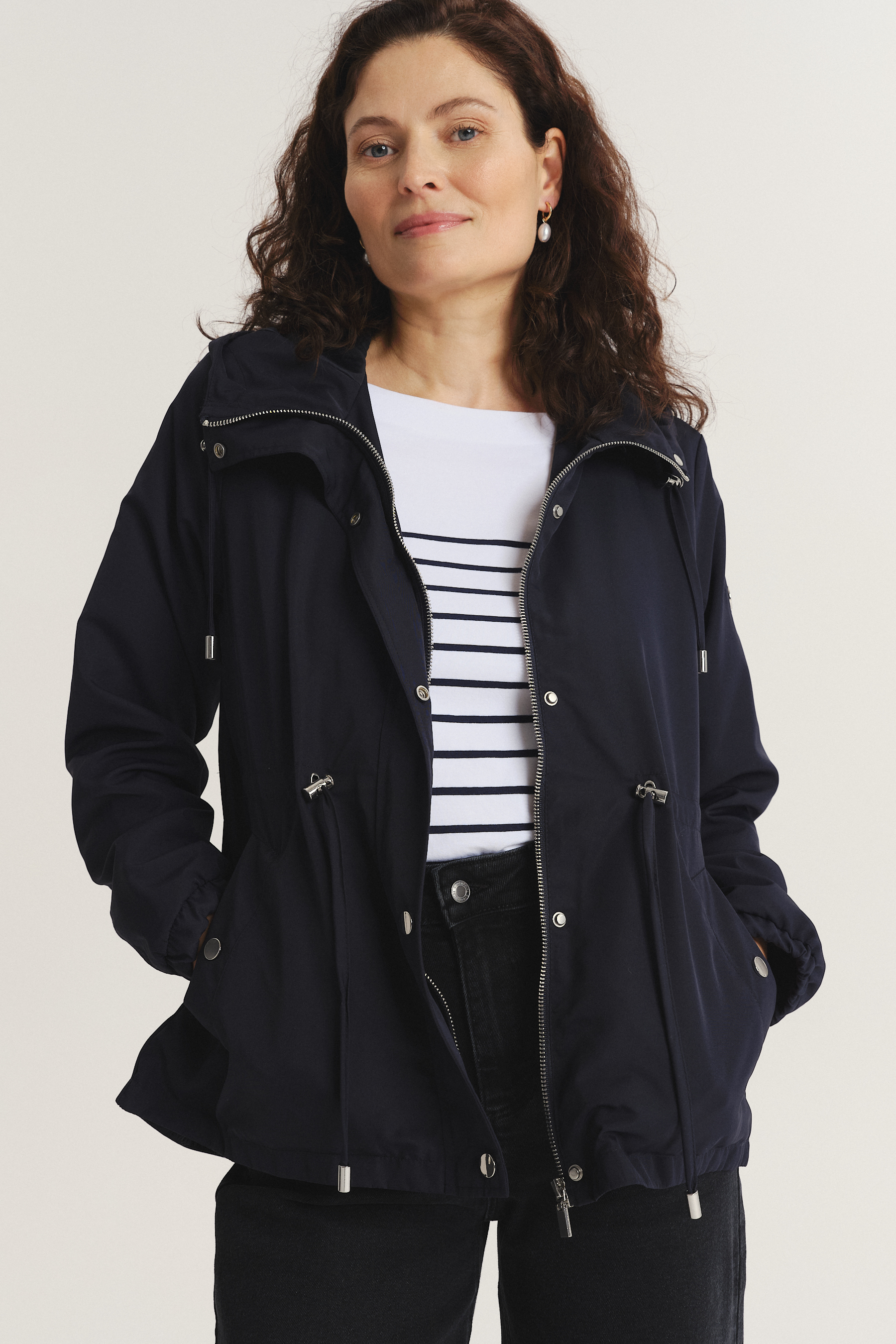 Krótka parka w granatowym kolorze