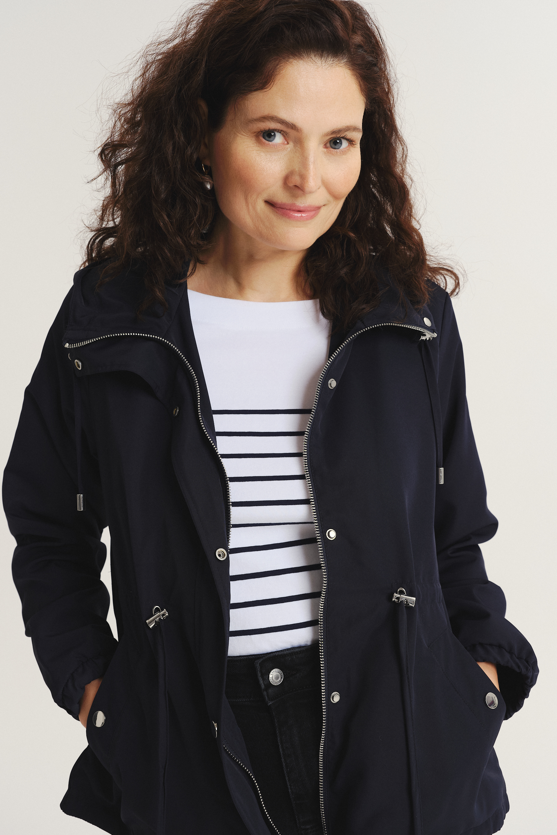 Krótka parka w granatowym kolorze