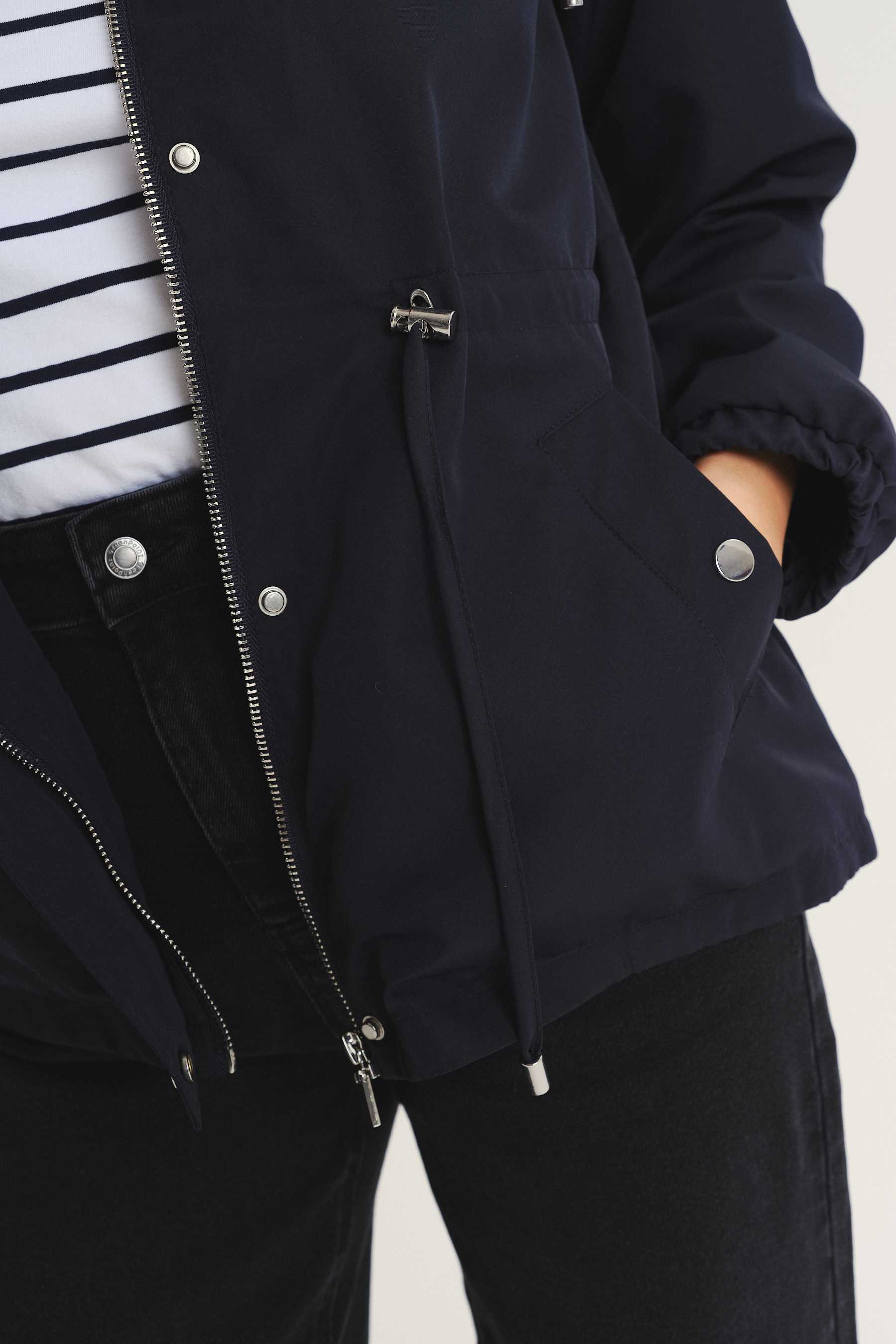 Krótka parka w granatowym kolorze